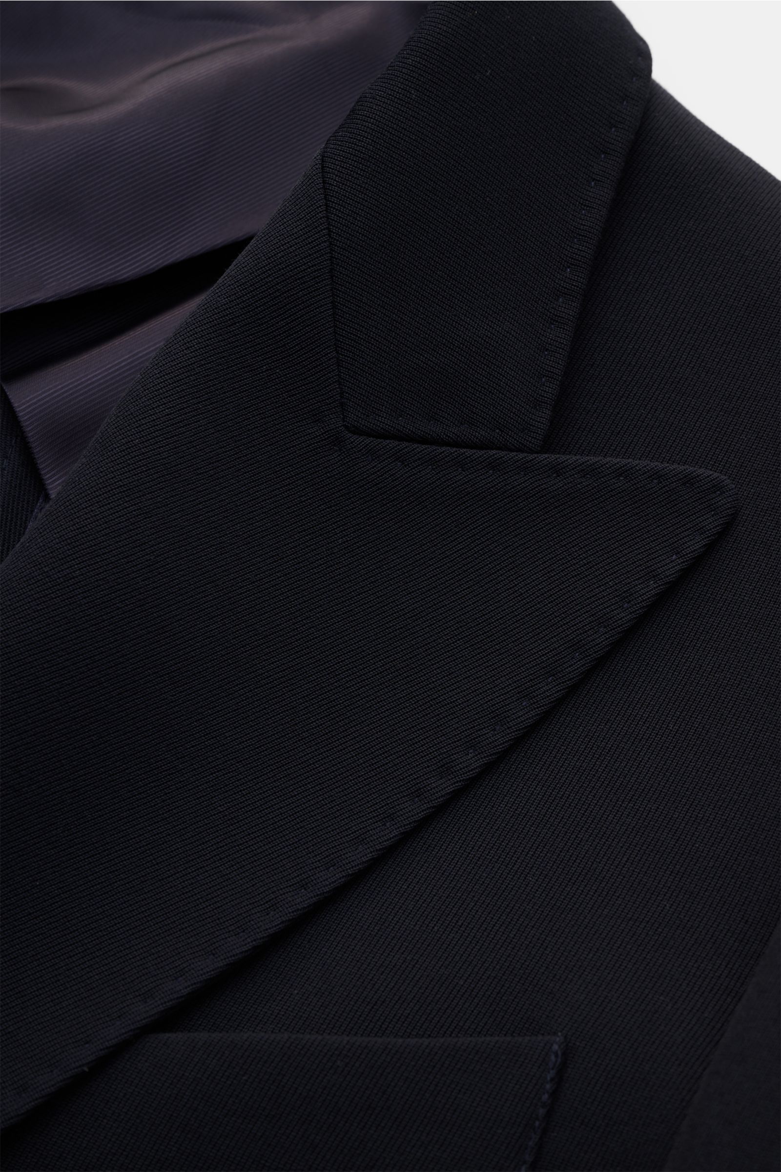 Close-up front perspective of the Doppiaa Sakko 'Aanversa' navy showing the fine twill pure wool fabric, slim fit, peaked lapel, and classic breast pocket. Schnelles Styling gefällig? Das stilvolle, maritim anmutende Sakko 'Aanversa' von DOPPIAA aus ed