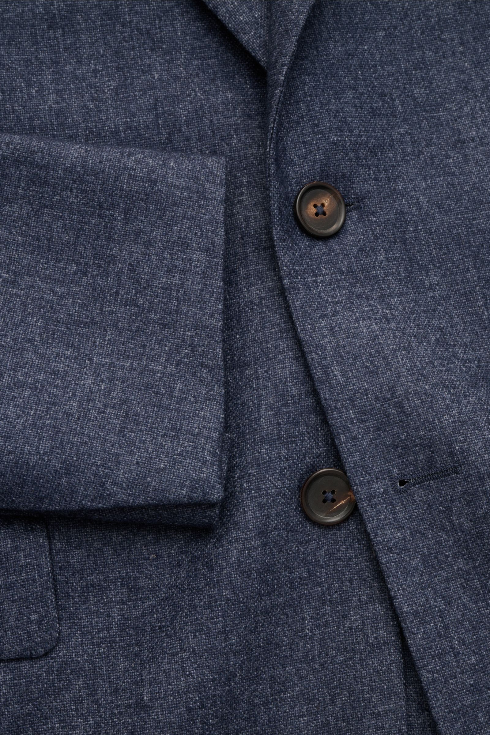 Nahaufnahme von Doppiaa Sakko 'Aantilope' navy meliert aus Cashmere-Mix, Slim Fit, gerader Zwei-Knopf-Stil, weicher Griff, fallendes Revers, Hüfttaschen mit Patte.