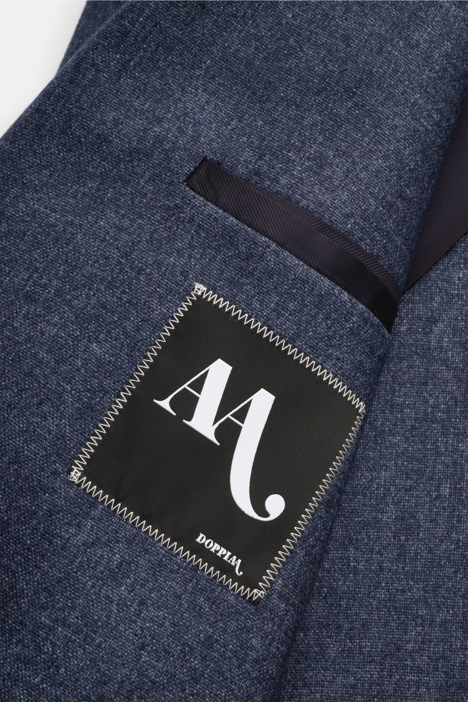 Nahaufnahme des halb gefütterten Doppiaa Sakkos 'Aantilope' navy meliert mit Brusttasche und Doppiaa Logo, weicher Cashmere-Mix.