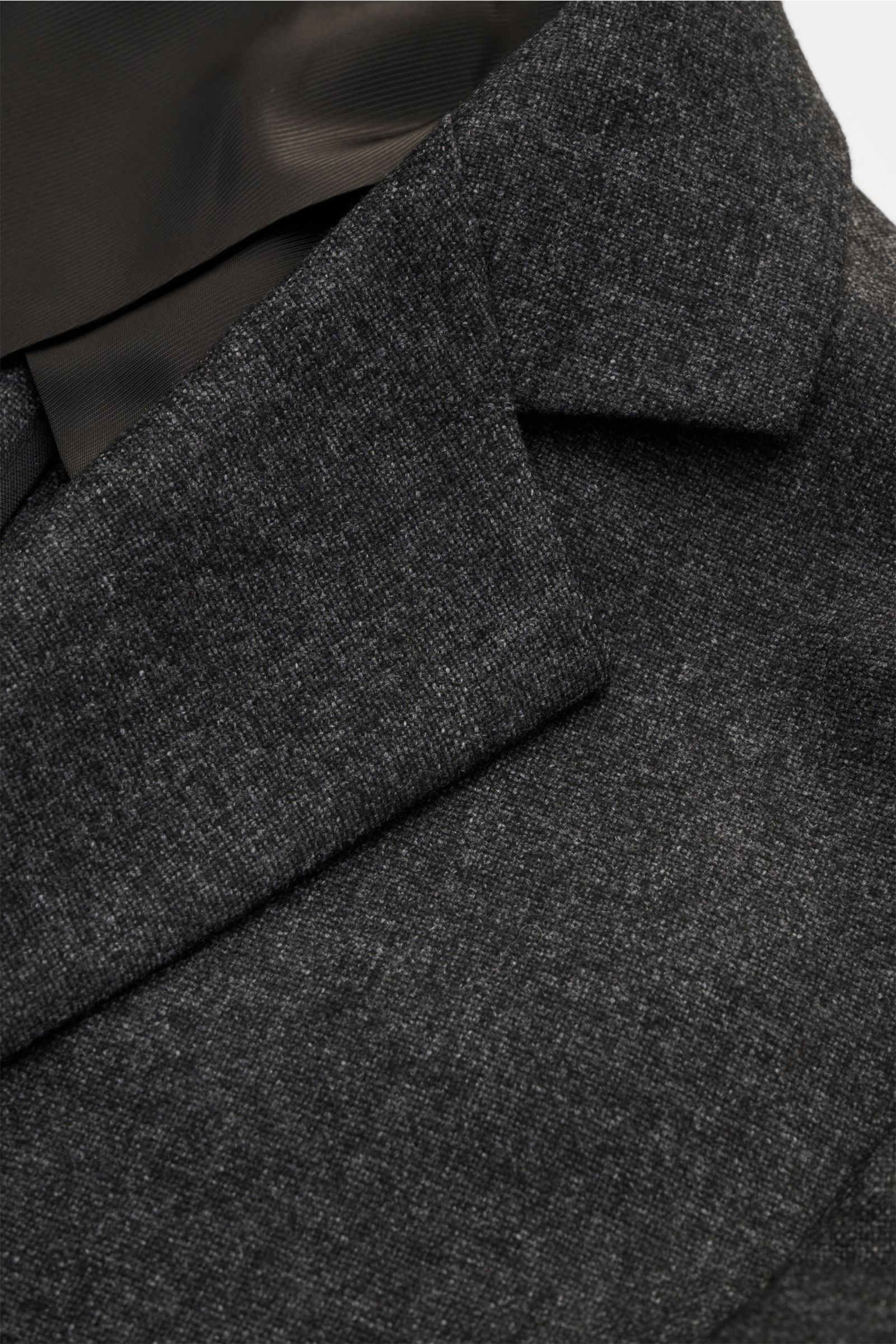 Close-up front angle of Doppiaa Sakko 'Aantilope' anthrazit meliert showing its soft anthracite melange cashmere-mix fabric and falling lapel.

Sportiv elegant: Das Sakko 'Aantilope' von DOPPIAA vereint edlen Cashmere-Mix mit geradem Schnitt im Zwei-Kn
