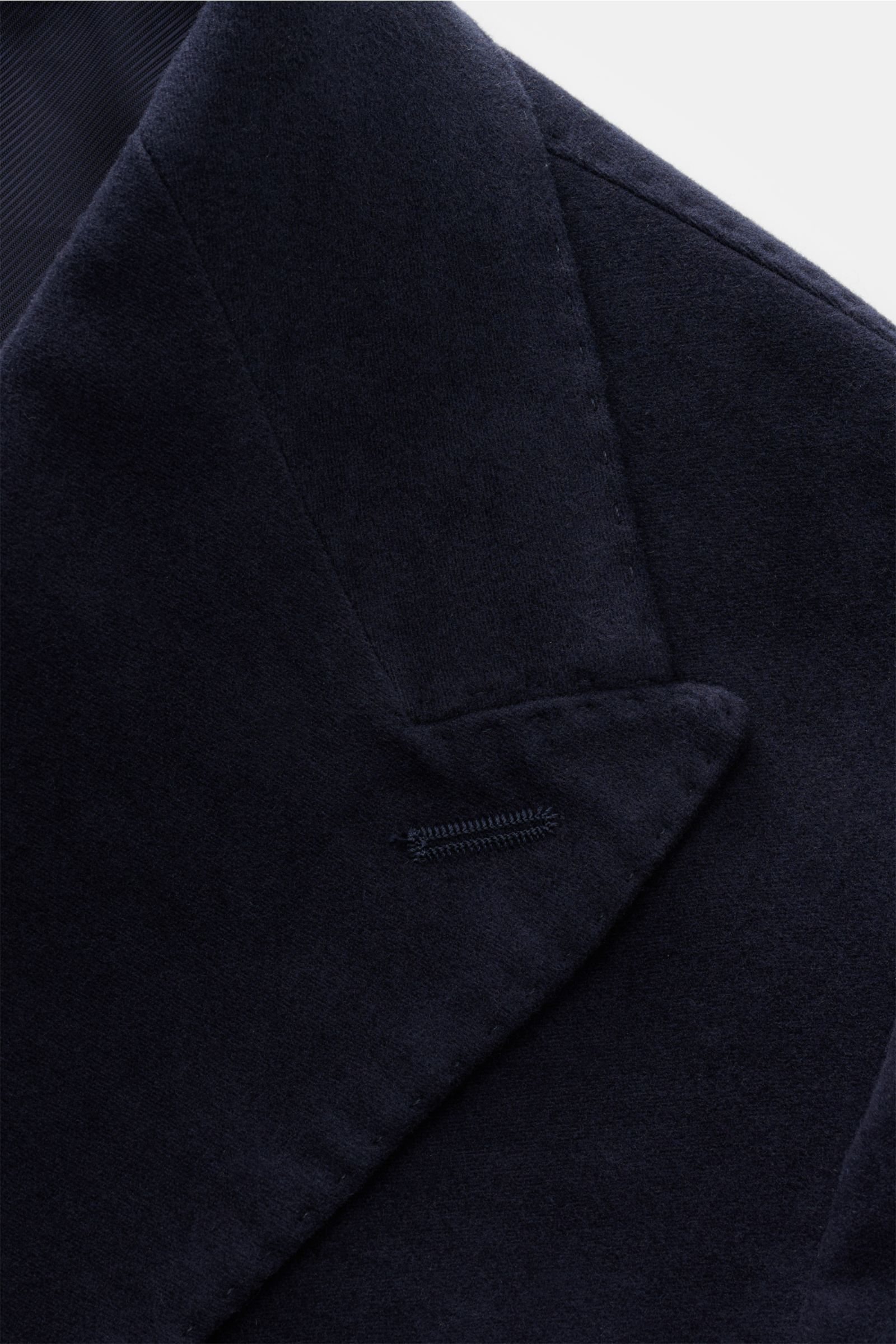 Nahaufnahme des Doppiaa Sakkos 'Aaradeo' navy aus softem Baumwoll-Fleece, Slim Fit, zweireihiger Drei-Knopf-Stil mit Spitzrevers, frontal fotografiert.