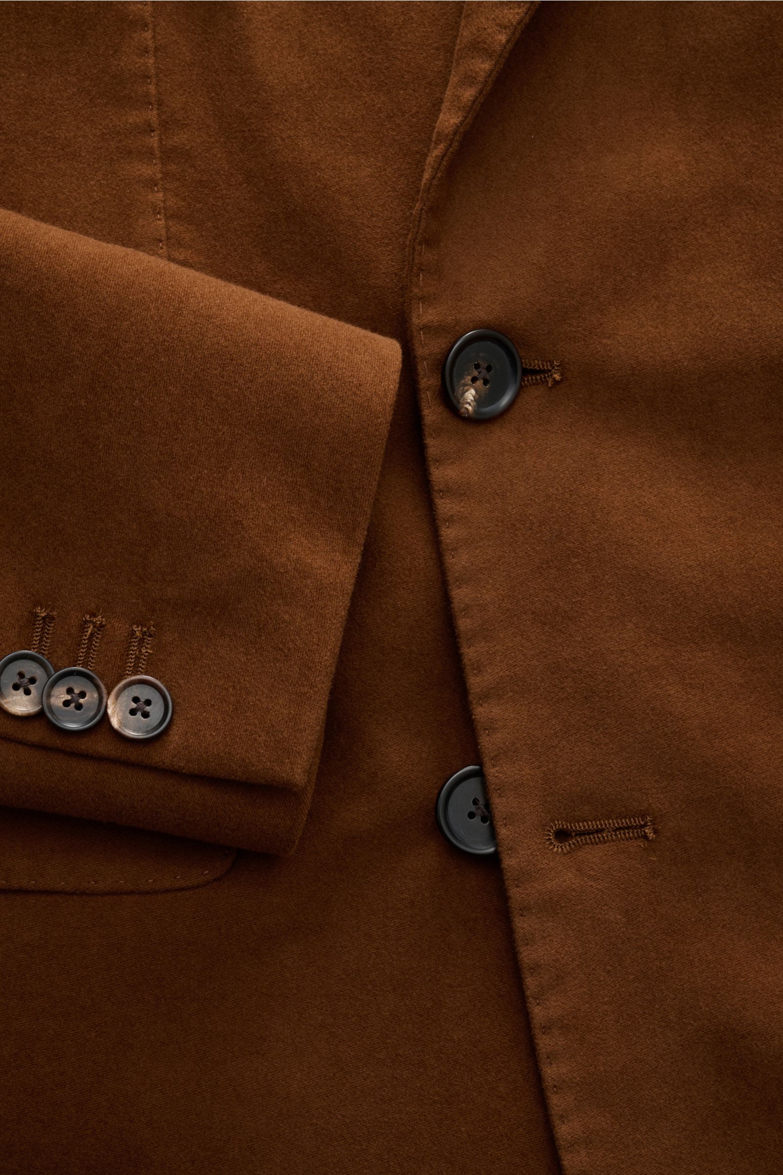 Doppiaa Sakko 'Aaradeo' braun aus Baumwoll-Fleece, Slim Fit, slim fotografiert, mit Kissing Buttons, Spitzrevers und Taschen.