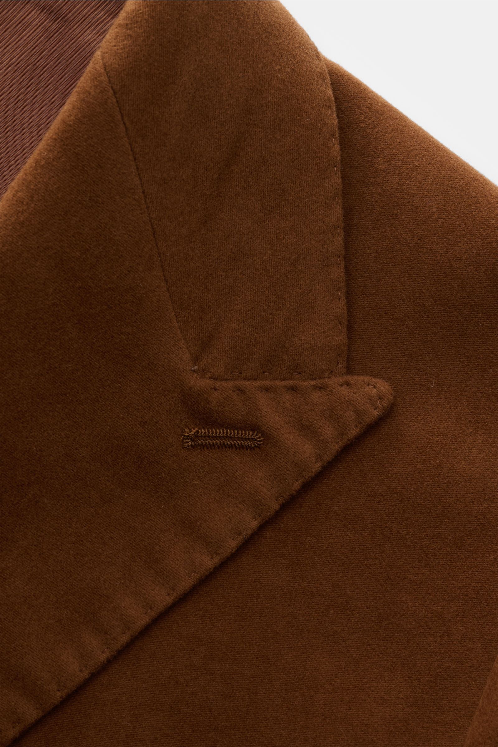 Nahaufnahme des braunen Doppiaa Sakko 'Aaradeo' mit Spitzrevers aus softem Baumwoll-Fleece, Detailansicht des Kragens frontal.