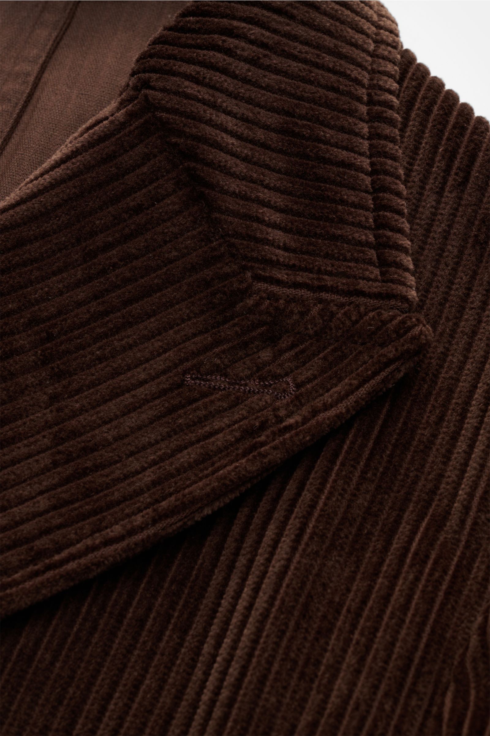 Doppiaa Cord-Sakko 'Aansonia' dunkelbraun aus Baumwolle, Slim Fit, zweireihiger Drei-Knopf-Stil, Spitzrevers, aufgesetzte Taschen, Ärmel mit verdecktem Knopf, Seitenschlitze, Innentasche, Nahaufnahme des Kragens aus schräger Perspektive.