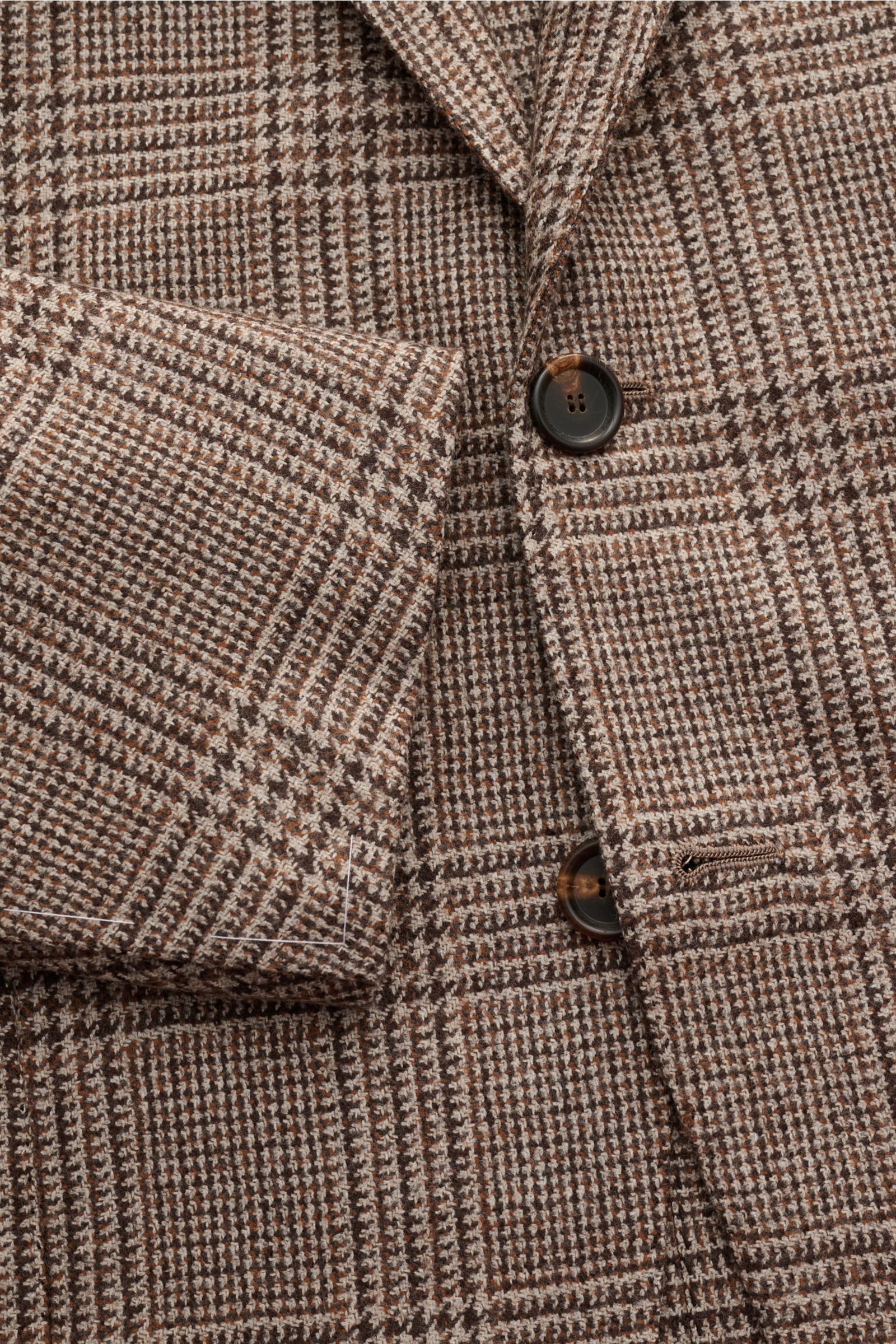 Close-up front view of Cesare Attolini Cashmere Sakko braun/beige kariert showing brown and beige Glencheck pattern, two buttons, and cuff details. Gönnen Sie sich Luxus aus dem Hause CESARE ATTOLINI: Dieses zeitlose Sakko wurde exklusiv in Italien gef