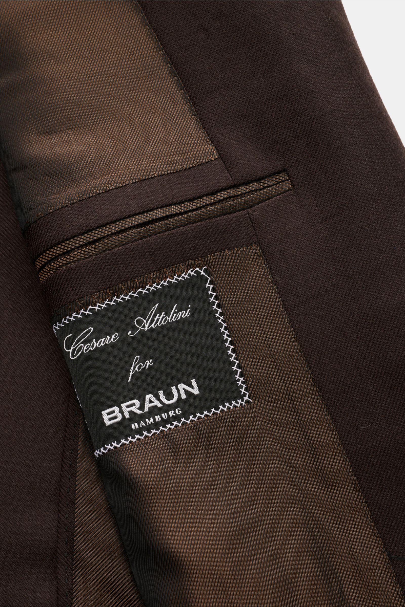 Detailaufnahme Innenfutter vom Cesare Attolini Cashmere Sakko dunkelbraun mit Label, reiner Cashmere, Slim Fit, tailliert, drei Innentaschen.