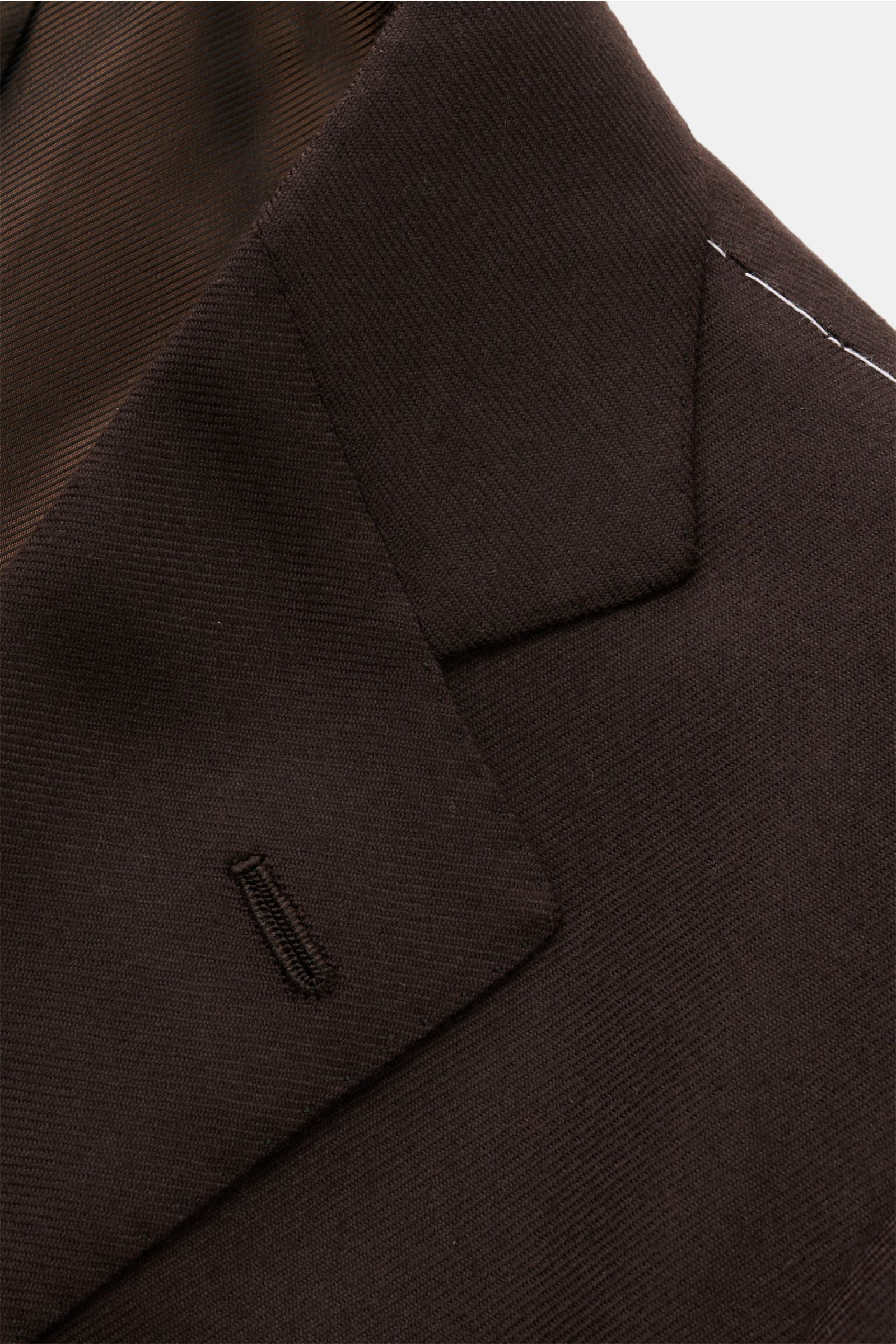 Cesare Attolini Cashmere Sakko dunkelbraun im Slim Fit, von schräg oben fotografiert, reiner Cashmere, weicher Griff, taillierter Drei-Knopf-Stil, fallendes Revers.
