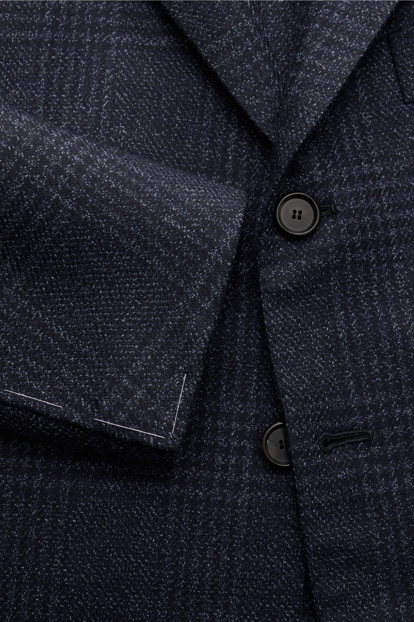 Close-up front view of the Cesare Attolini Sakko navy/dark navy kariert showing classic Glencheck pattern, soft wool and silk blend, slim fit, and button details. Gönnen Sie sich Luxus aus dem Hause CESARE ATTOLINI: Dieses zeitlose Sakko wurde exklusiv