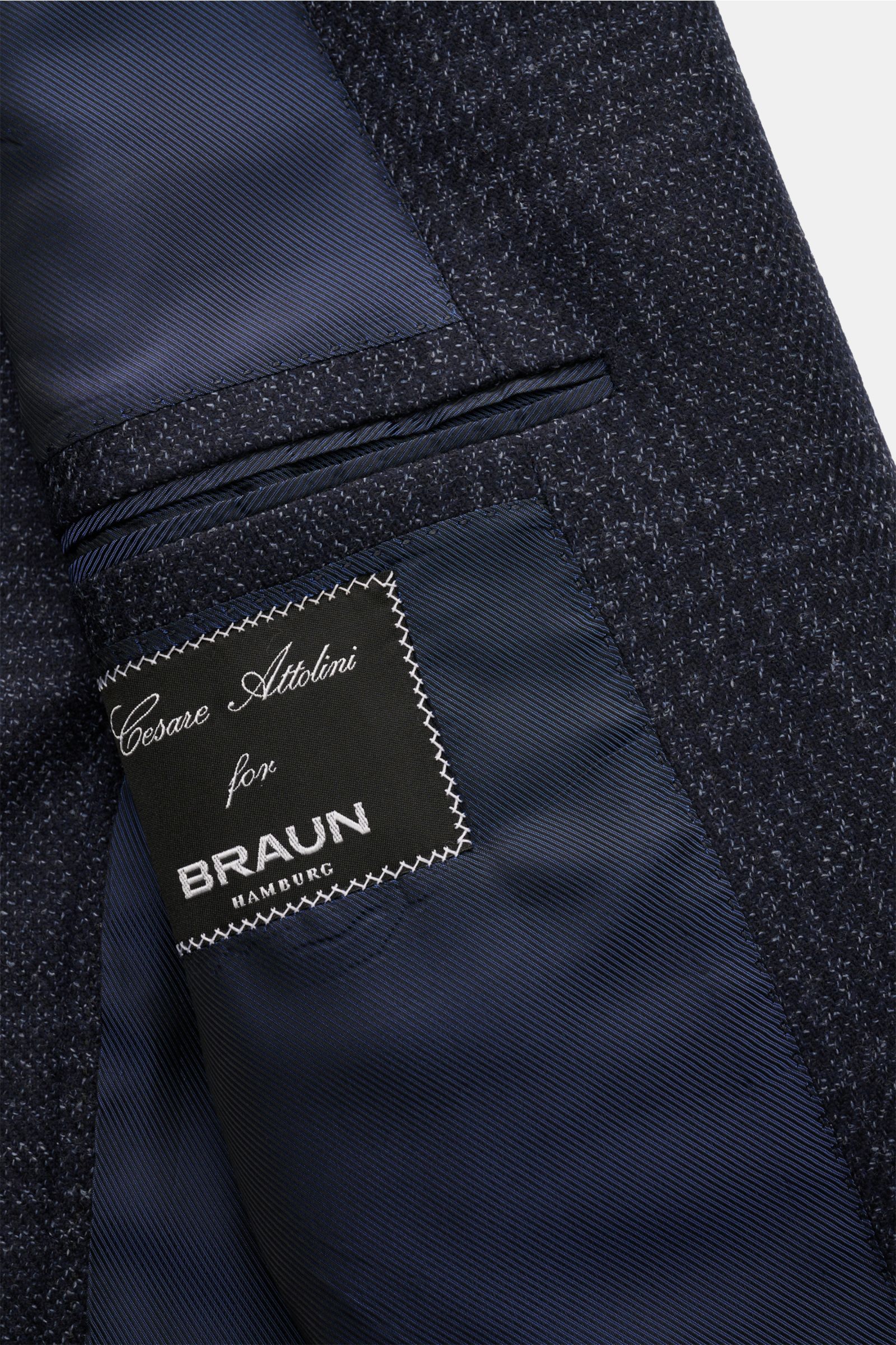 Close-up inside view of the Cesare Attolini Sakko navy/dark navy kariert showing navy lining, inner pockets, and label; Gönnen Sie sich Luxus aus dem Hause CESARE ATTOLINI: Dieses zeitlose Sakko wurde exklusiv in Italien gefertigt und präsentiert sich im 