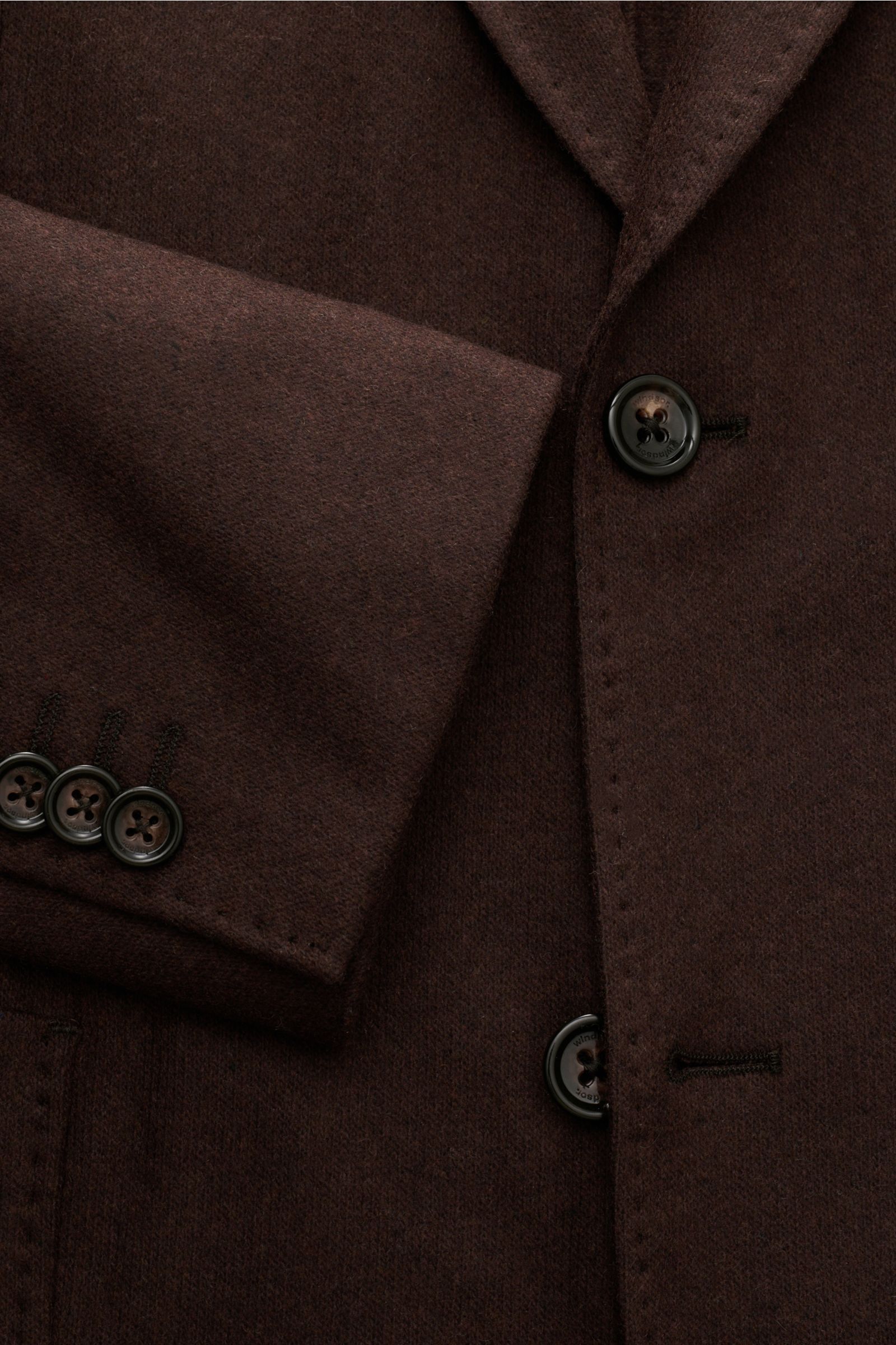 Close-up front view of the Windsor Cashmere jacket 'Giro' dark brown showing soft cashmere knit, two-button style, step lapel, and cuff buttons.

Stylish business essential: This cashmere smart-casual jacket by WINDSOR is a versatile piece for sophisti