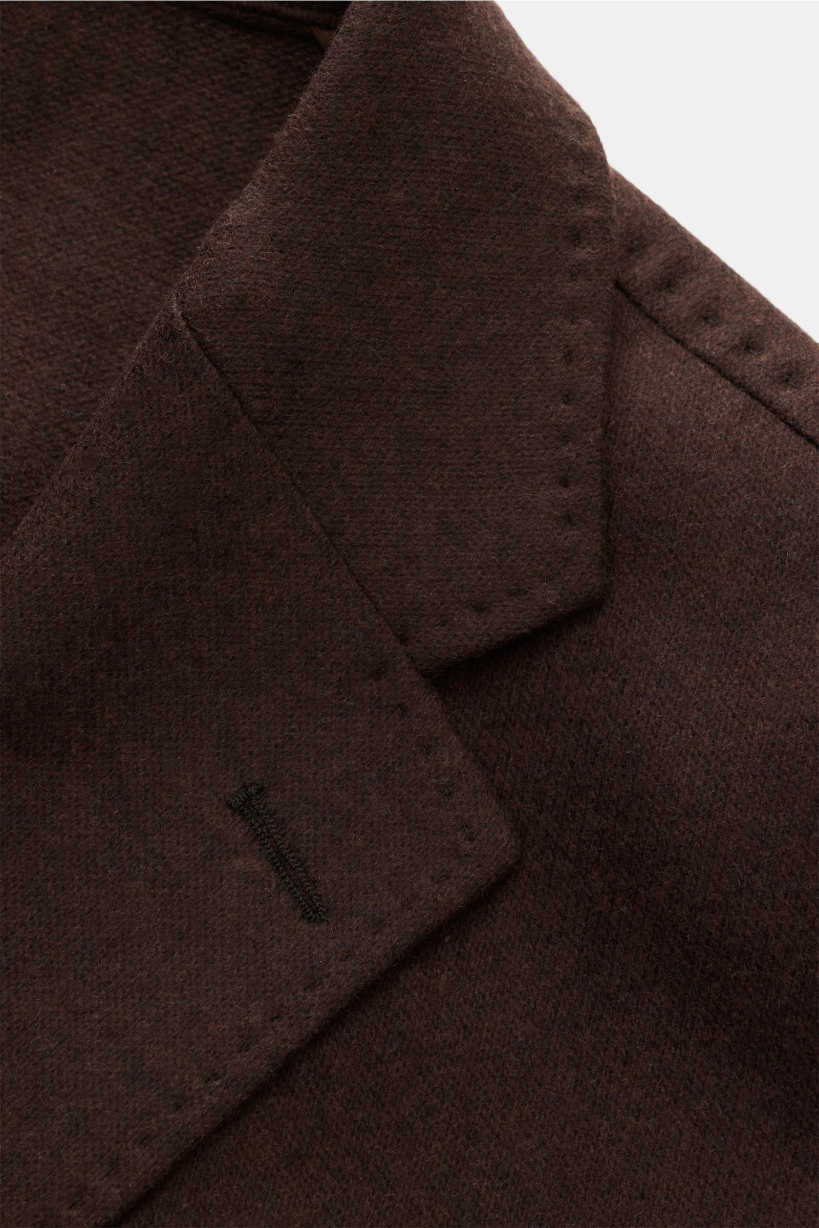 Close-up of the lapel and collar of the Windsor Cashmere jacket 'Giro' dark brown, showcasing the soft cashmere knit and step lapel design.

Stylish business essential: This cashmere smart-casual jacket by WINDSOR is a versatile piece for sophisticated