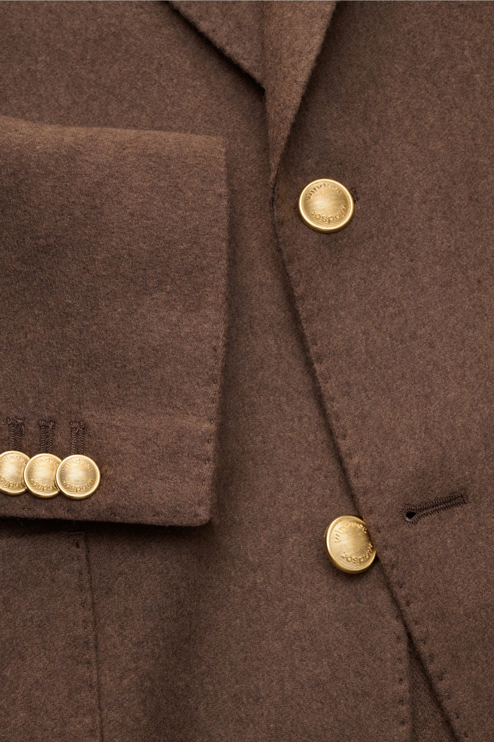 Close-up front view of the Windsor Cashmere Sakko 'Giorno' graubraun showing soft elastic cashmere fabric, gold metal buttons, and tailored two-button style with slim fit. Luxuriöse Leichtigkeit für den Business-Alltag: Das Cashmere Sakko von WINDSOR vere