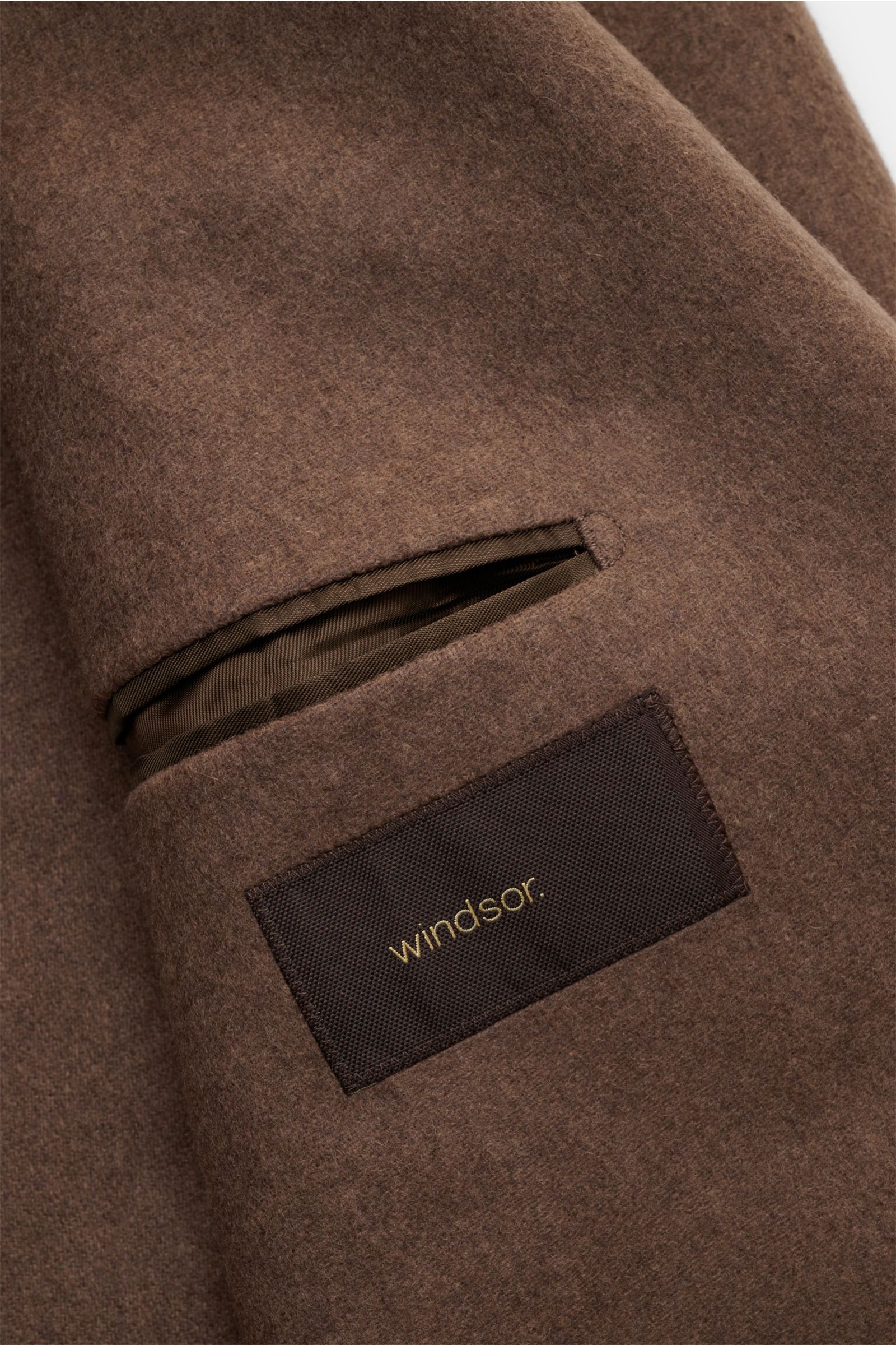 Close-up view of the interior pocket and Windsor label on the Windsor Cashmere Sakko 'Giorno' graubraun, showcasing soft, elastic cashmere fabric. Luxuriöse Leichtigkeit für den Business-Alltag: Das Cashmere Sakko von WINDSOR vereint edle Materialien mit 