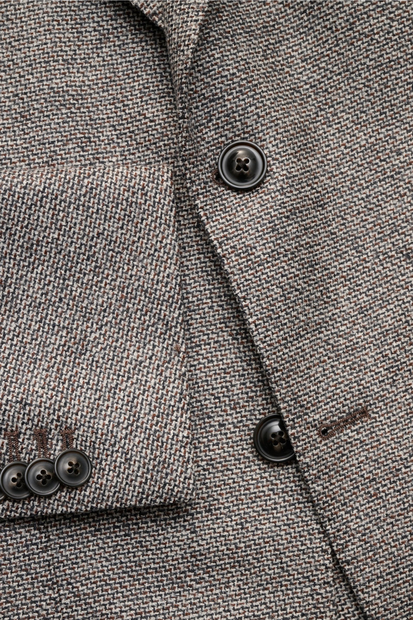 Nahaufnahme aus schräger Perspektive des Windsor Sakko 'Giorno' braun/hellgrau aus reiner Wolle mit feinem Strukturgewebe, weichem Griff, Slim Fit, fallendem Revers, Zwei-Knopf-Stil, klassischer Brusttasche, aufgesetzten Hüfttaschen, Kissing Buttons, rück