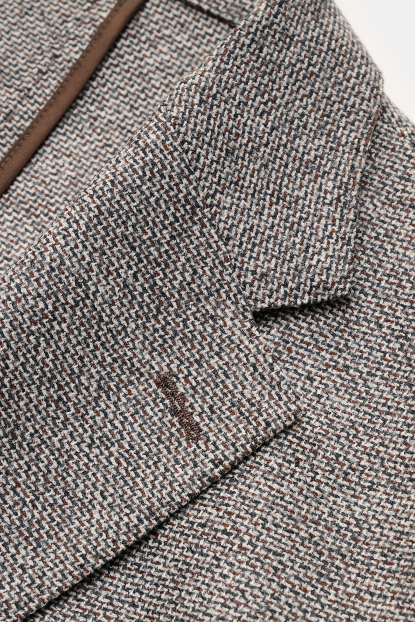 Windsor Sakko 'Giorno' braun/hellgrau aus reiner Wolle mit feinem Strukturgewebe, Slim Fit, fallendem Revers, Zwei-Knopf-Stil, Kissing Buttons, fotografiert aus Nahaufnahme der Schulterpartie.