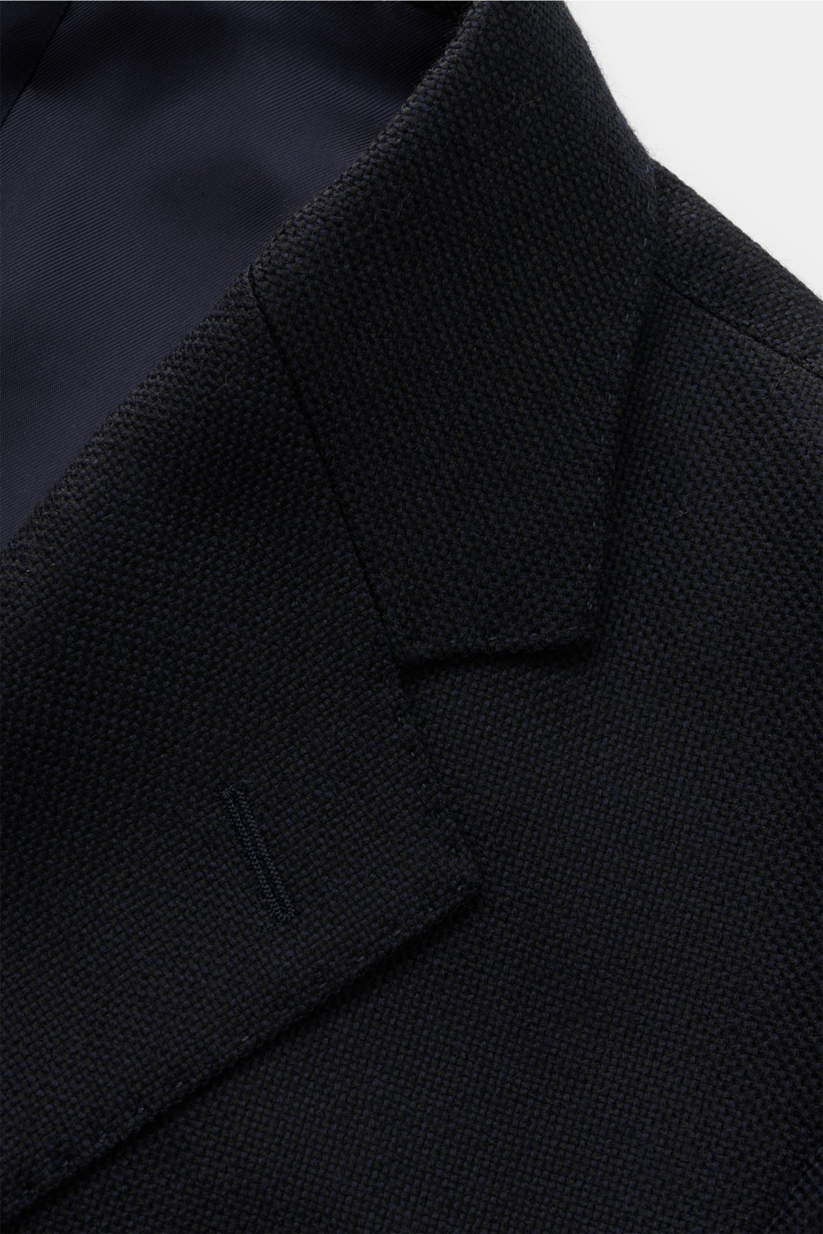 Close-up image of the Windsor Sakko 'Sora' dark navy jacket from a top-front perspective, showing its Panama fabric made of pure wool with a soft touch. Features include Slim Fit, a falling lapel, two-button style, classic breast pocket, patch hip pockets