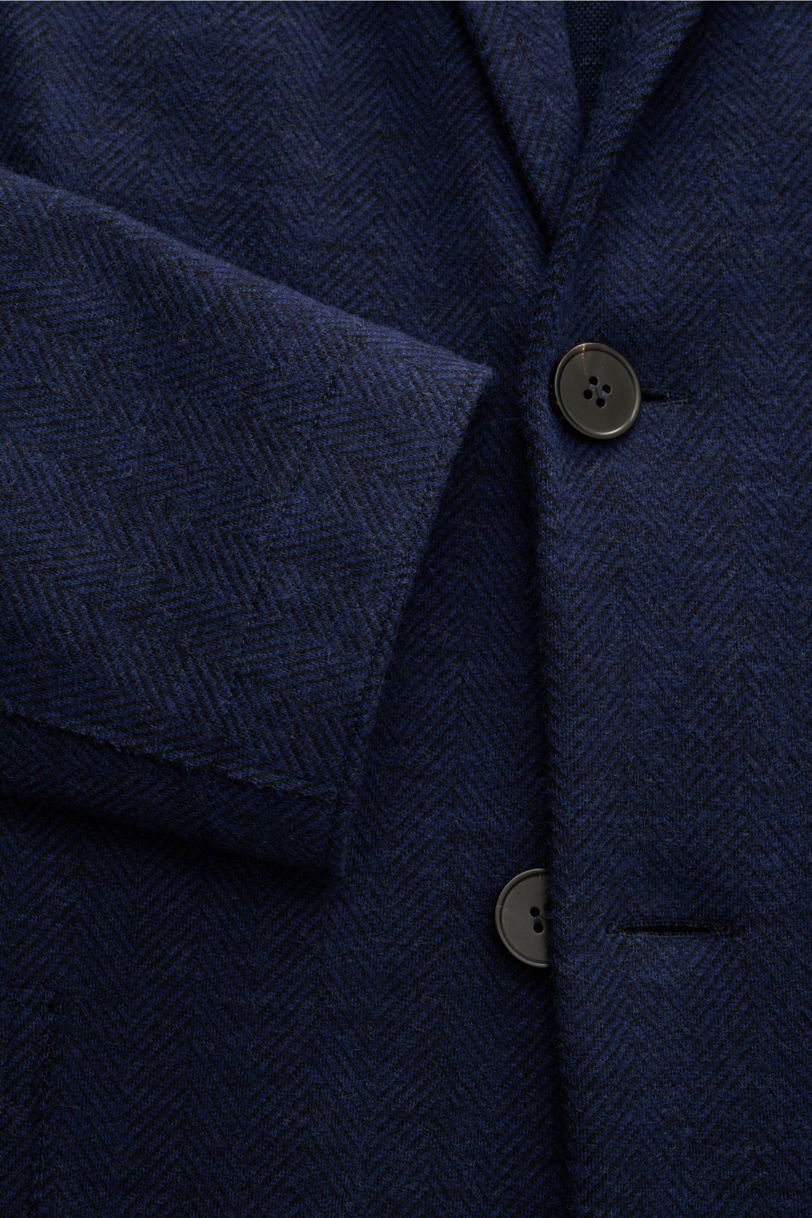 Harris Wharf London Sakko dunkelblau gemustert mit Fischgratmuster, Slim Fit, Zwei-Knopf-Stil, fallendem Revers, Detailaufnahme von Ärmel und Knöpfen.