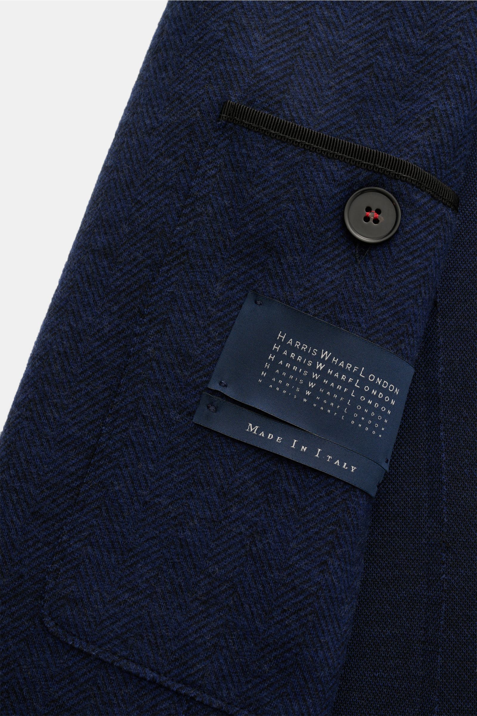 Harris Wharf London Sakko dunkelblau gemustert mit Fischgrat, Innenaufnahme zeigt weichen Griff, Knopf, Brusttasche, Slim Fit Schnitt.