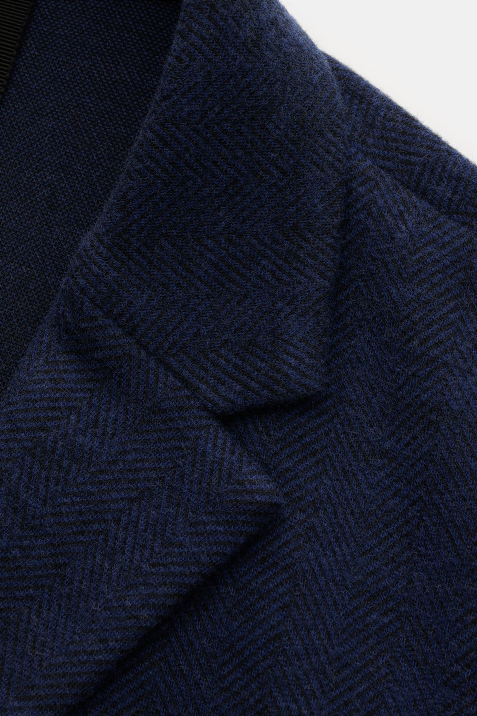 Harris Wharf London Sakko dunkelblau gemustert, Nahaufnahme von fallendem Revers und Fischgratstruktur, Slim Fit, leichter Stretch, weicher Griff.