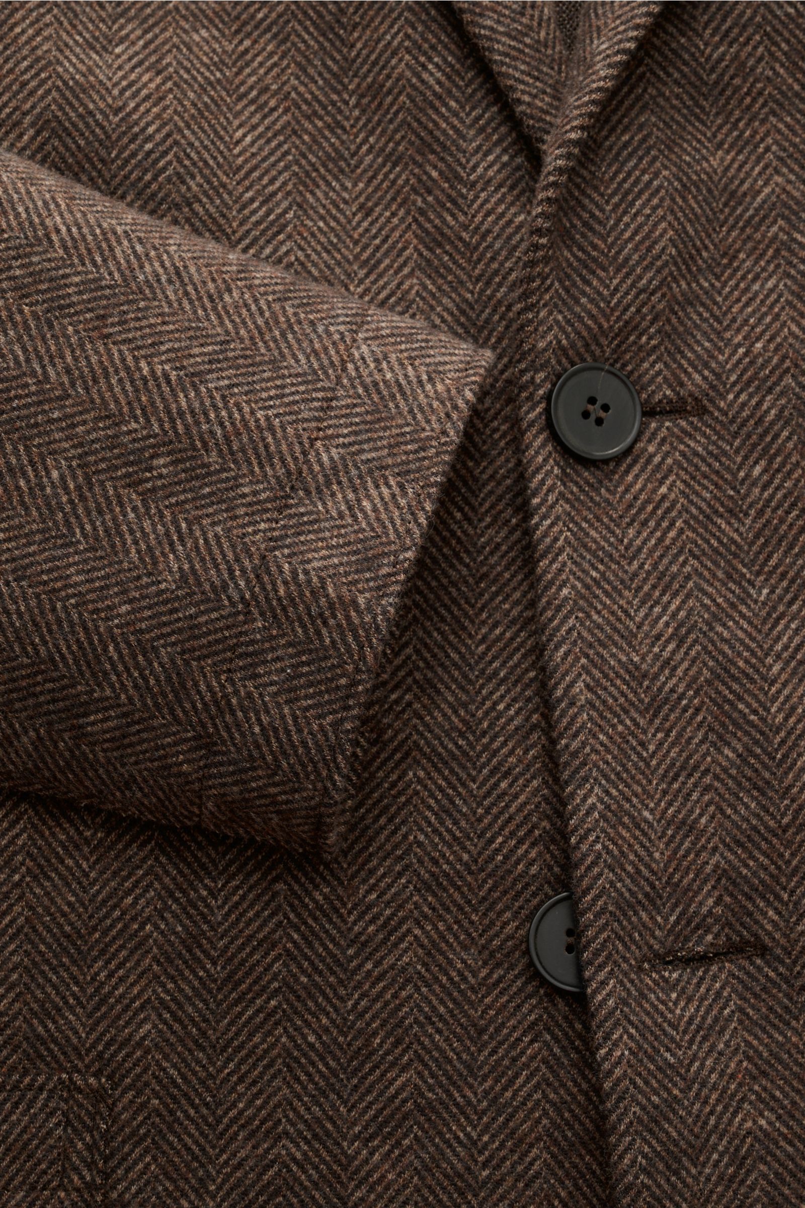 Harris Wharf London Sakko braun gemustert, Detailansicht von vorne mit Fischgratmuster, zwei Knöpfen, fallendem Revers, Brust- und Hüfttaschen, Slim Fit, Materialmix mit Stretch.