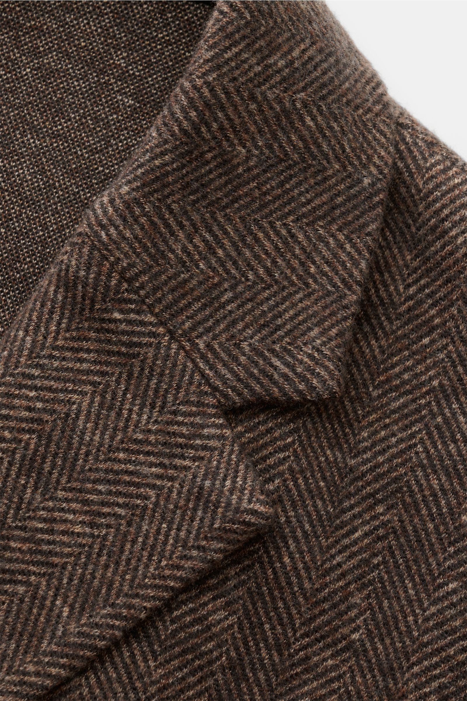 Harris Wharf London Sakko braun gemustert, Nahaufnahme von fallendem Revers mit Fischgratmuster, Materialmix aus Wolle, Baumwolle, Microfaser, Slim Fit, zwei Knöpfe, weicher Griff, leichte Stretchqualität.