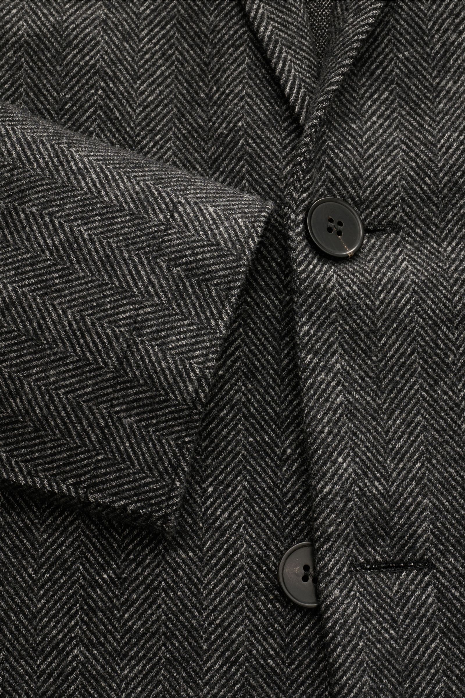 Harris Wharf London Sakko dunkelgrau gemustert, Detailaufnahme von vorne, Fischgratmuster, Slim Fit, zwei Knöpfe, Brust- und Hüfttaschen.