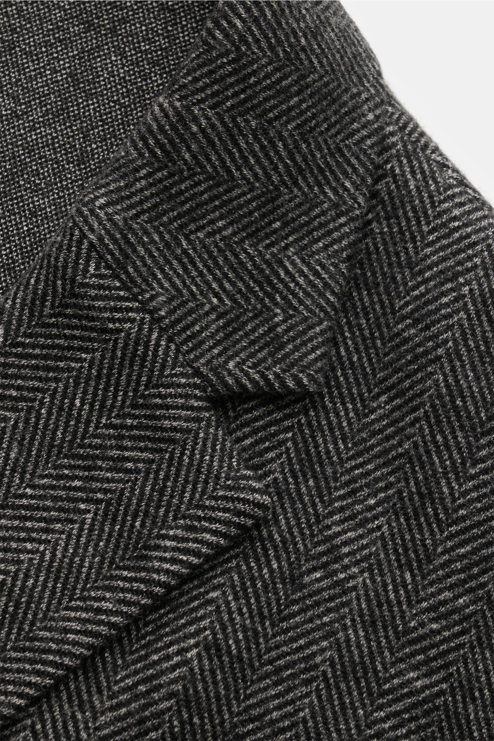 Harris Wharf London Sakko dunkelgrau gemustert, nahaufnahme des fallenden revers im fischgratmuster, unconstructed-design, slim fit, weicher griff, leichter stretch.