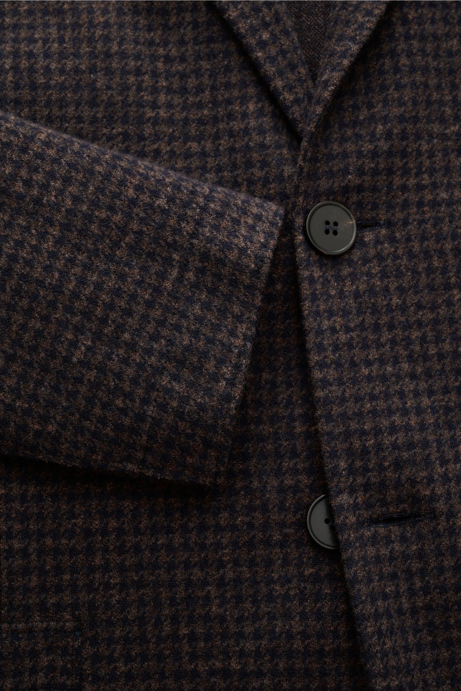 Harris Wharf London Sakko graubraun/schwarz gemustert mit Hahnentritt, Slim Fit, zwei Knöpfen, fallendem Revers, Brust- und Hüfttaschen, Detailansicht von vorne.