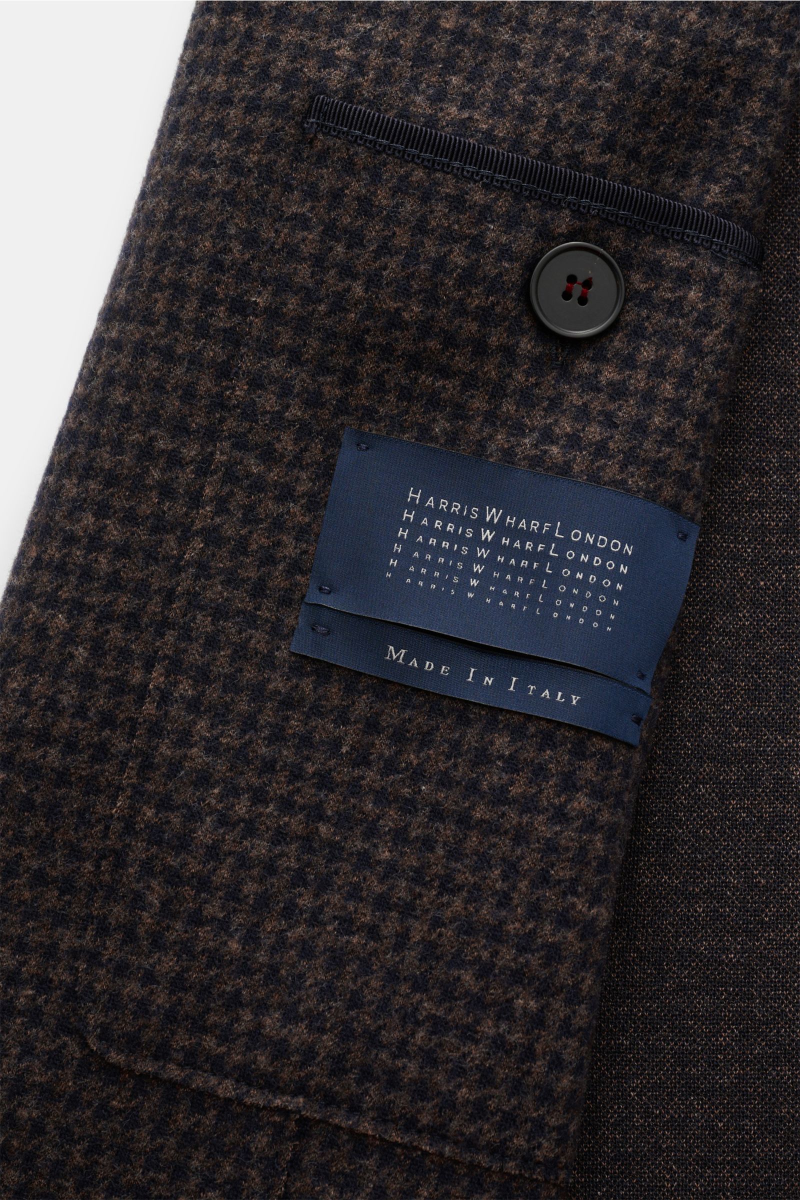 Harris Wharf London Sakko graubraun/schwarz gemustert, Detailaufnahme innen mit Hahnentrittmuster, Knopf, Taschen, Label „Made in Italy“.