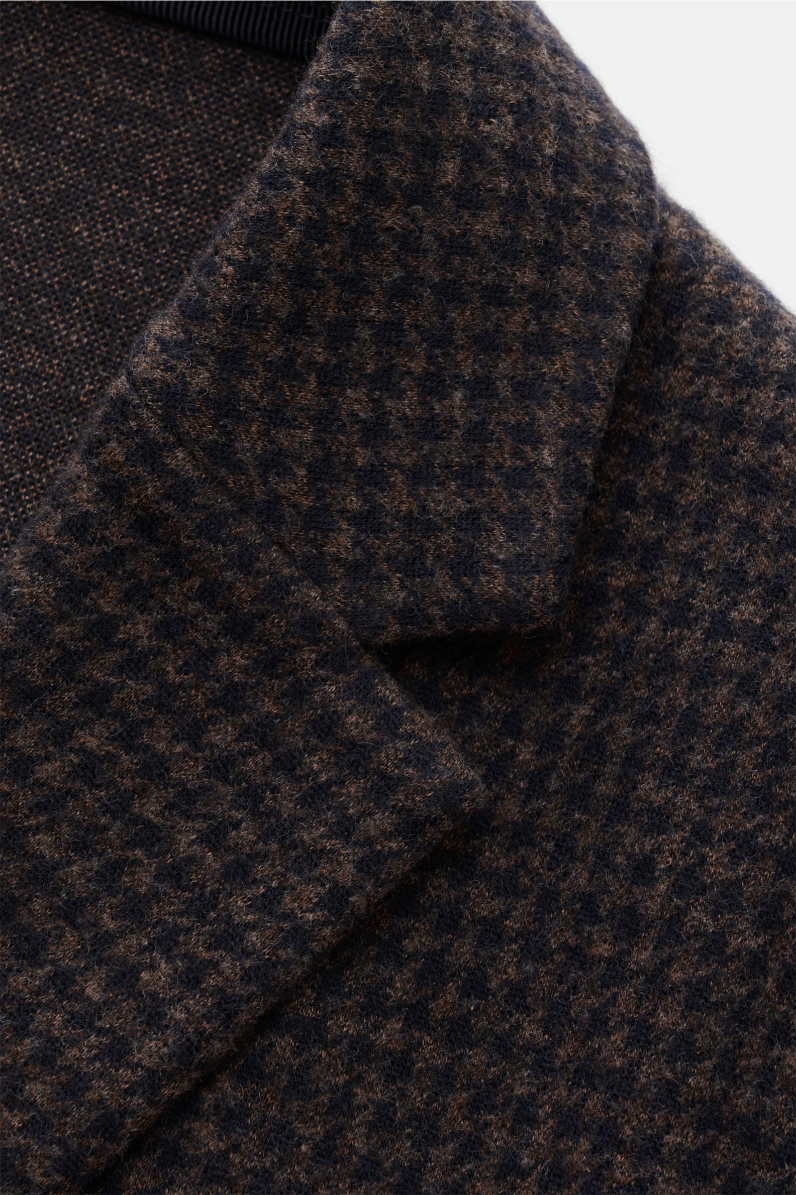 Harris Wharf London Sakko graubraun/schwarz gemustert, Unconstructed-Design, Hahnentritt, Slim Fit, leichter Stretch, fallendes Revers, Nahaufnahme vom Revers.