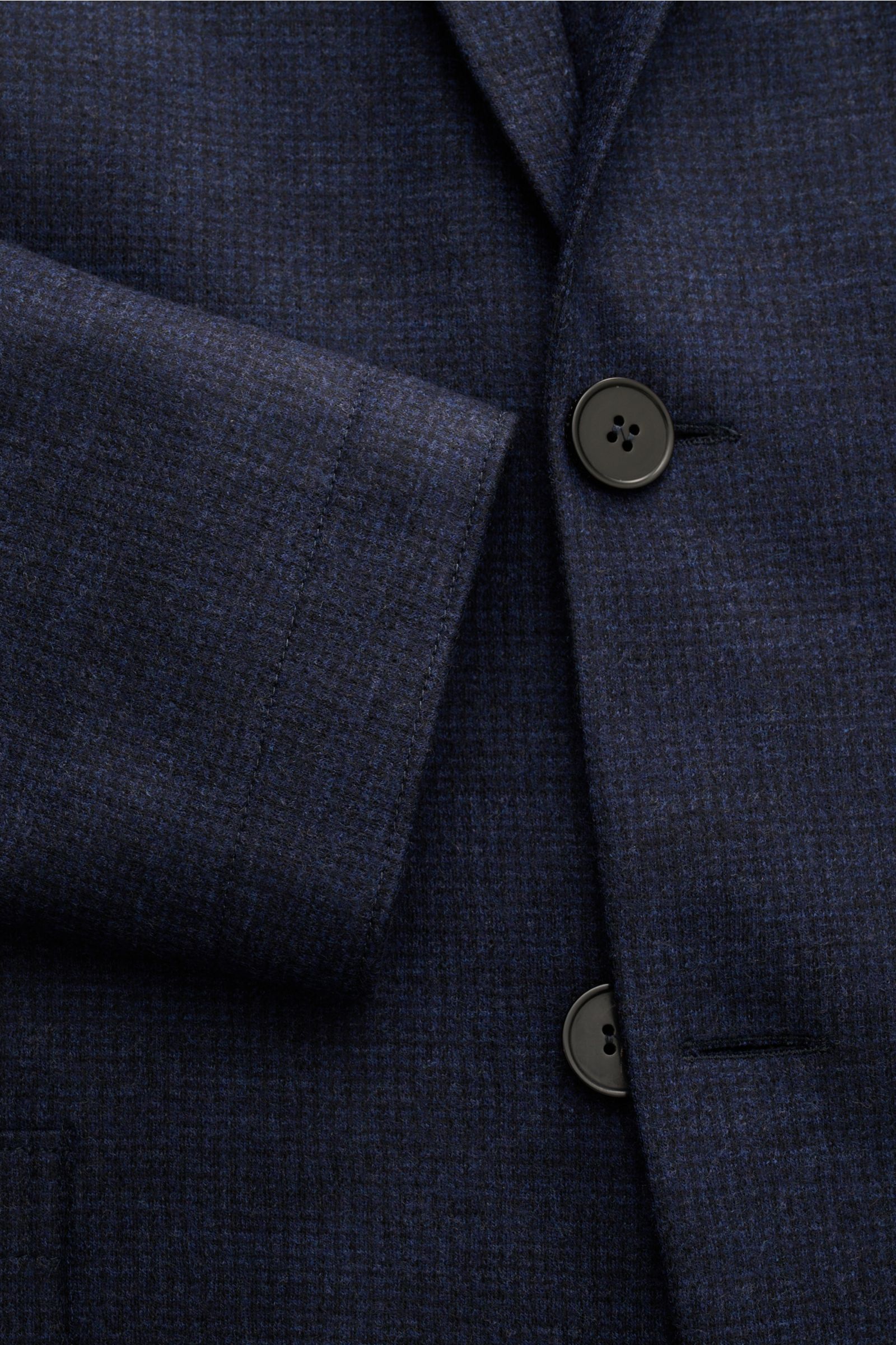 Close-up front view of Harris Wharf London Sakko dunkelblau kariert in soft pure new wool with subtle check pattern and black buttons.

Description: Leicht und weich präsentiert sich die reine Schurwolle in diesem Unconstructed-Sakko von HARRIS WHARF L