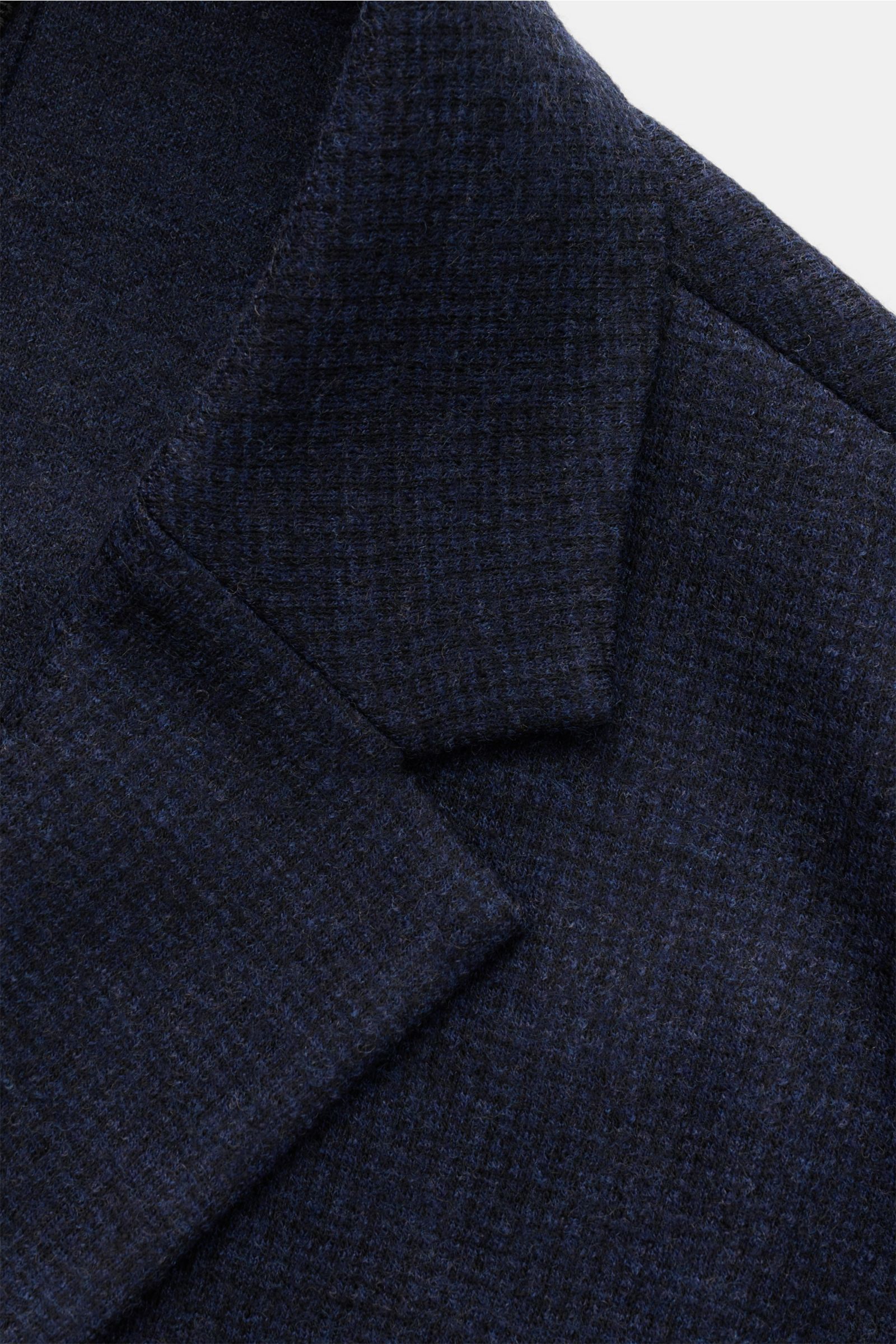 Harris Wharf London Sakko dunkelblau kariert close-up from above showing soft pure new wool fabric with subtle check pattern and lapel. Leicht und weich präsentiert sich die reine Schurwolle in diesem Unconstructed-Sakko von HARRIS WHARF LONDON, das mi
