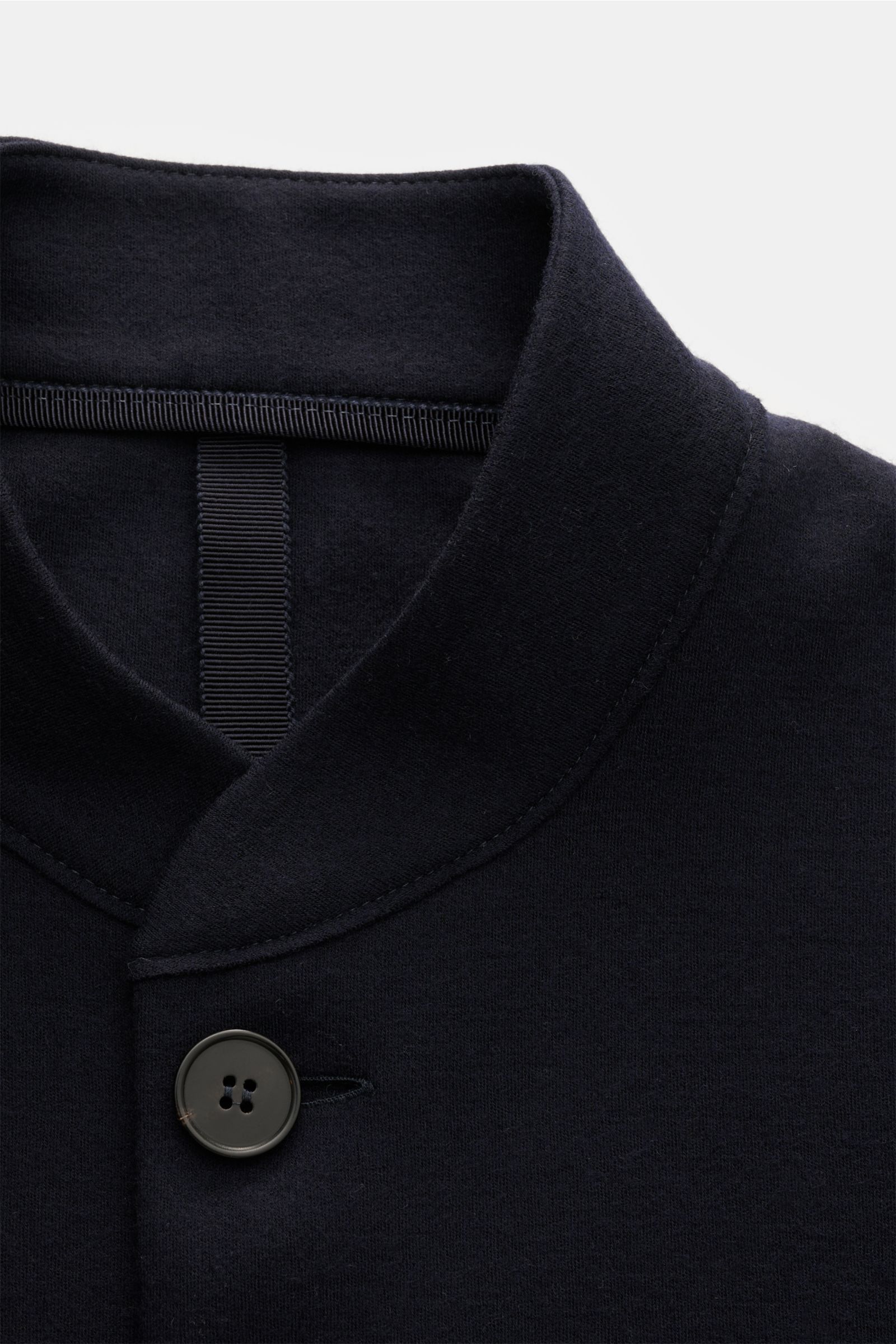 Nahaufnahme von Stehkragen und Knopfleiste des Harris Wharf London Jersey-Sakko navy aus leichter, weicher Schurwolle, Slim Fit, ungefüttert.
