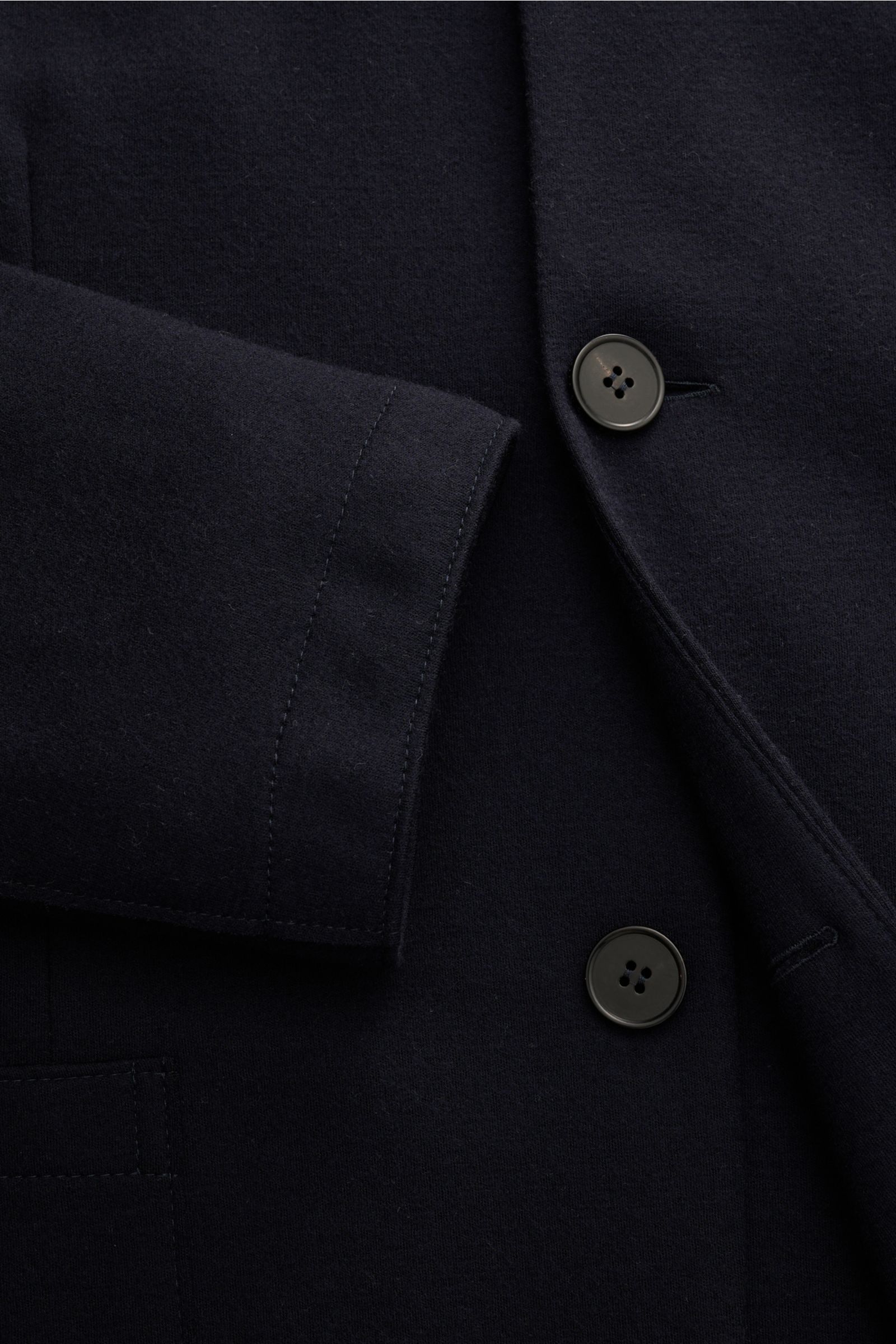 Nahaufnahme von Harris Wharf London Jersey-Sakko navy, taillierter Vier-Knopf-Stil, Stehkragen, aufgesetzte Hüfttaschen, Jersey aus reiner Schurwolle, Slim Fit, ungefüttert.