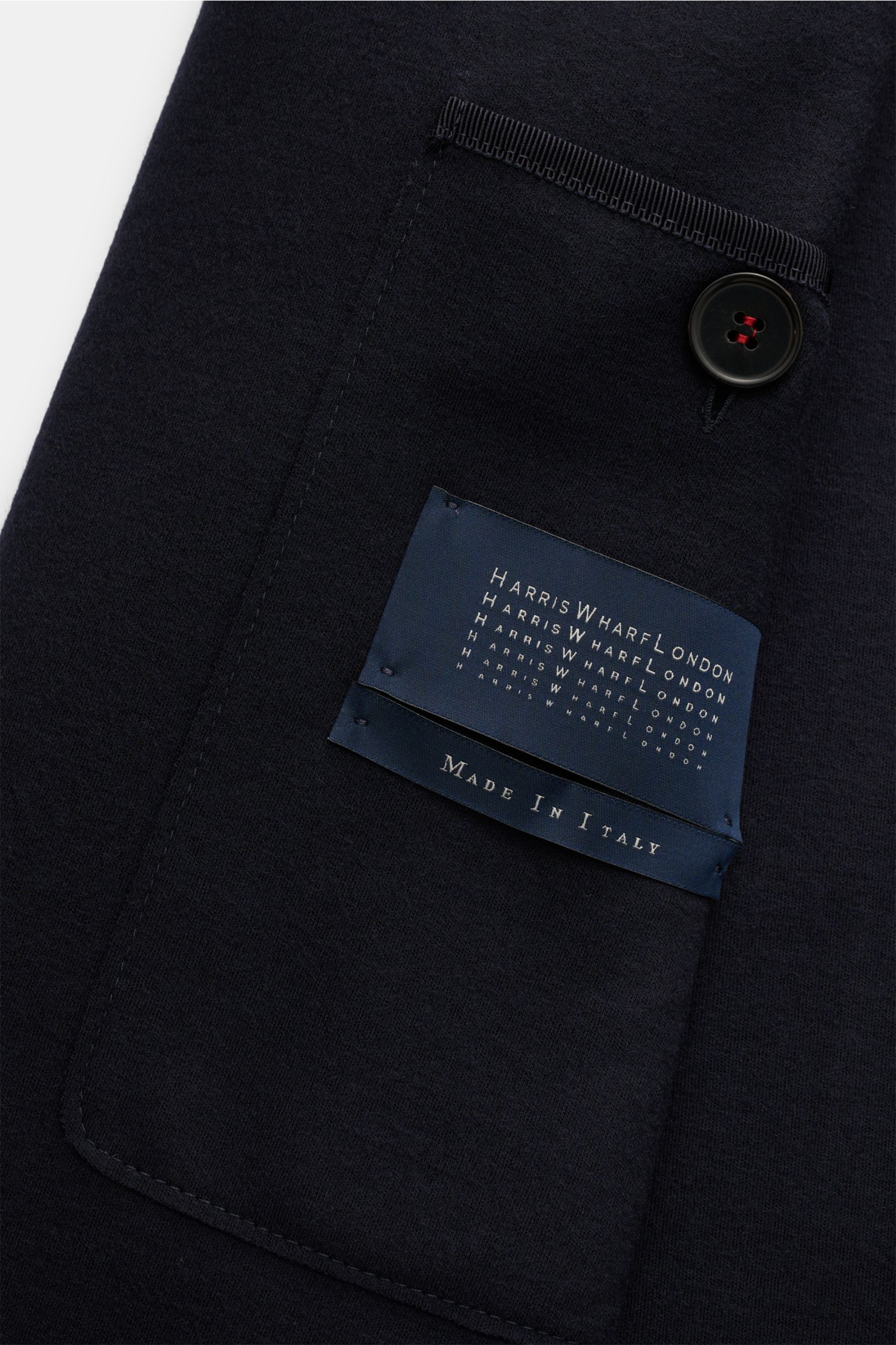 Harris Wharf London Jersey-Sakko navy, Detailfoto von innen mit Etikett, Jersey aus reiner Schurwolle, Slim Fit, taillierter Vier-Knopf-Stil, Stehkragen, aufgesetzte Hüfttaschen, ungefüttert, zwei Innentaschen.