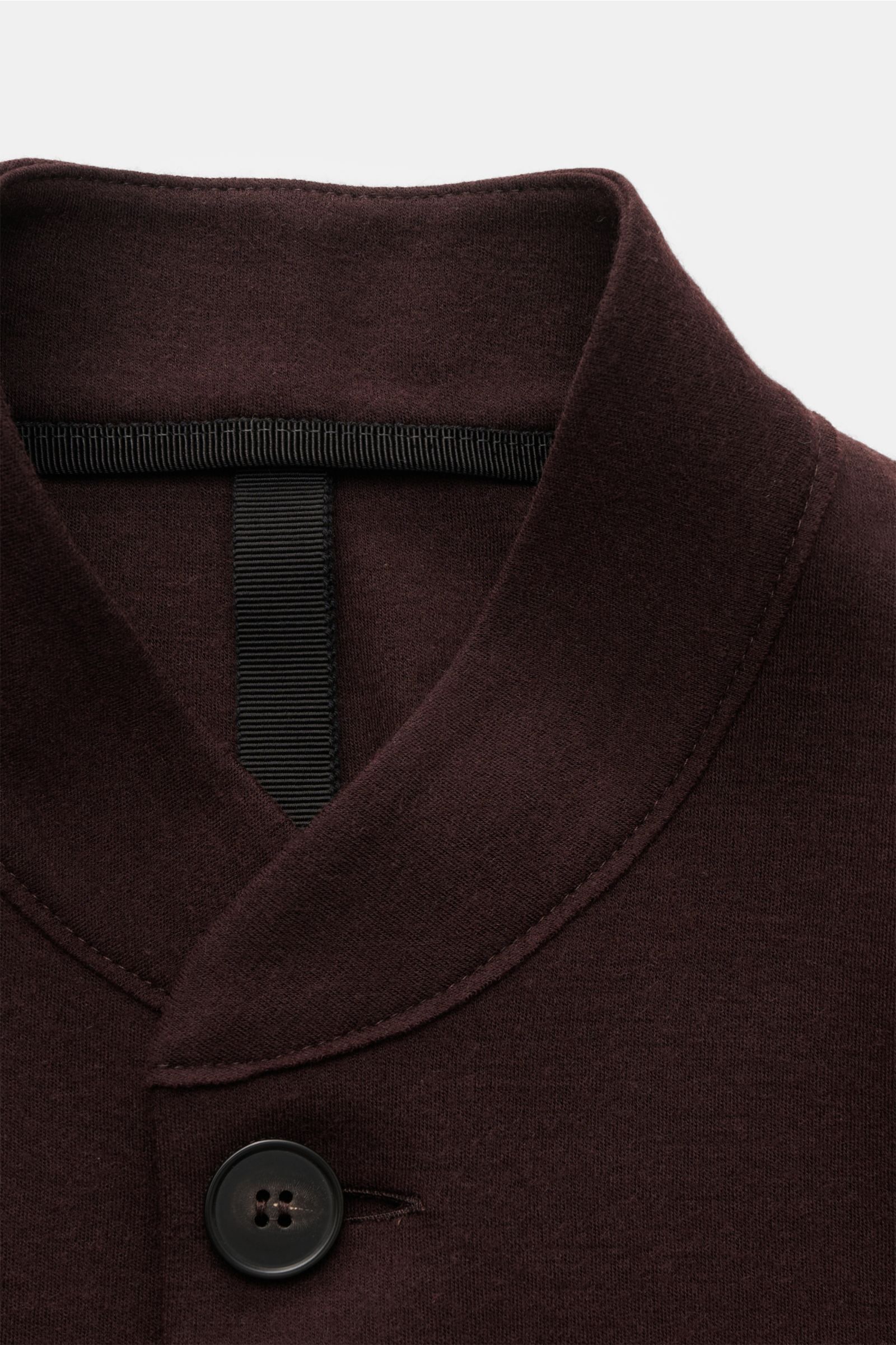 Close-up front view of Harris Wharf London Jersey-Sakko dunkelbraun with a stand-up collar, four-button slim fit, and soft pure wool jersey fabric.

Die elegante Optik eines Sakkos trift auf den Komfort einer Sweatjacke – diese Fusion aus Stil und Komf