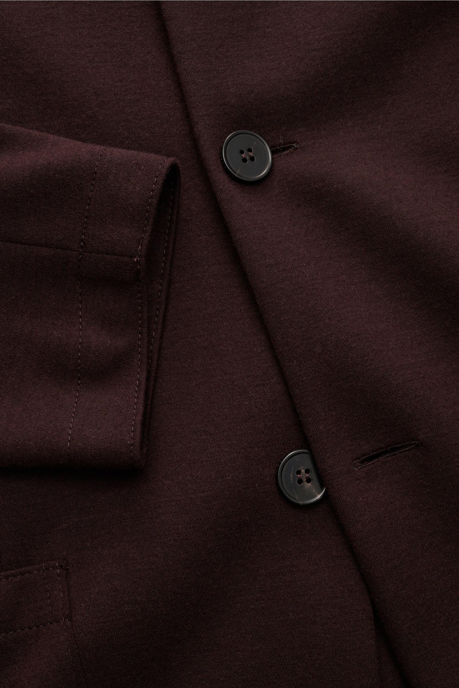 Harris Wharf London Jersey-Sakko dunkelbraun close-up from above showing buttons, sleeve cuff, and fabric texture; Die elegante Optik eines Sakkos trifft auf den Komfort einer Sweatjacke – diese Fusion aus Stil und Komfort gelingt HARRIS WHARF LONDON mit 