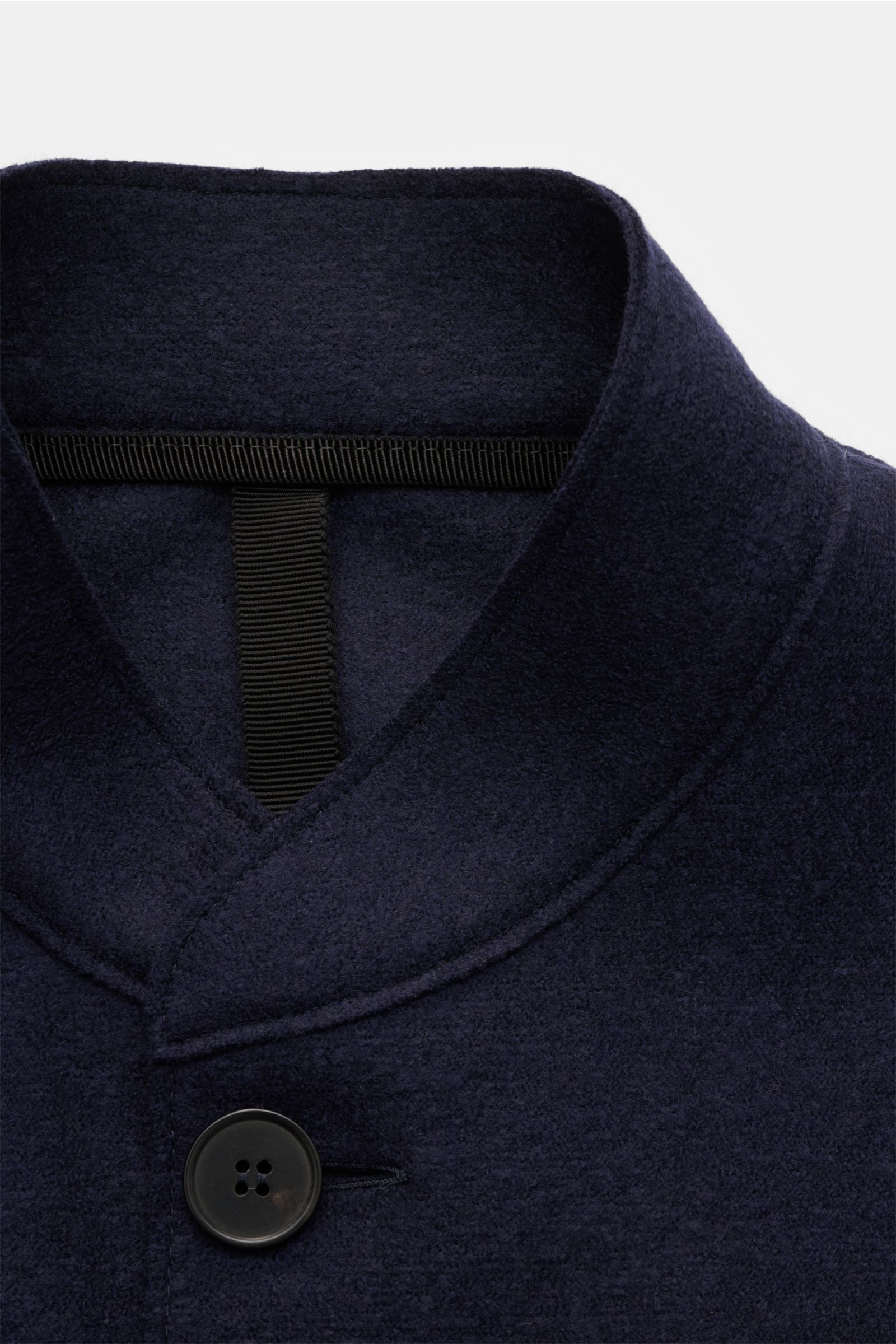 Harris Wharf London Sakko navy in Nahaufnahme von oben, Slim Fit, Stehkragen, Vier-Knopf-Stil, ungefütterte gefilzte Schurwolle.