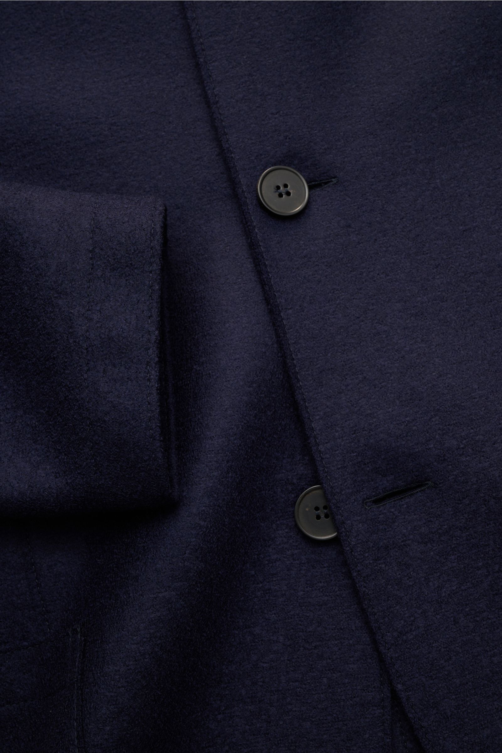 Harris Wharf London Sakko navy aus reiner, gefilzter Schurwolle mit Vier-Knopf-Stil, Stehkragen, offener Kantenverarbeitung, Hüfttaschen, Slim Fit, ungefüttert, Detailfoto.