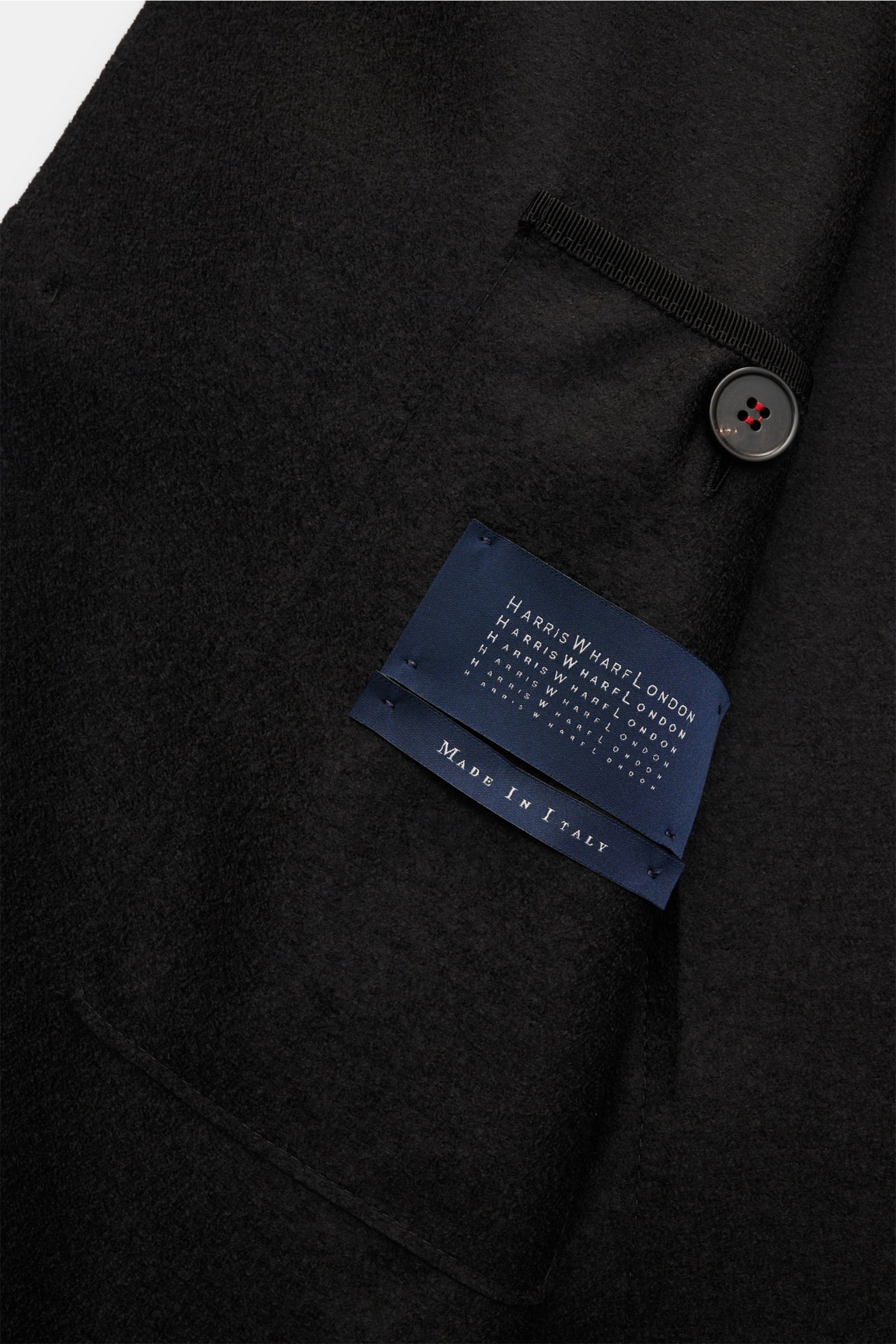 Close-up inside view of the Harris Wharf London Sakko schwarz showing the pure felted virgin wool fabric, button, and label.

Modern Tailoring von HARRIS WHARF LONDON: Dieses ungefütterte Sakko aus reiner, gefilzter Schurwolle überzeugt mit seiner leic