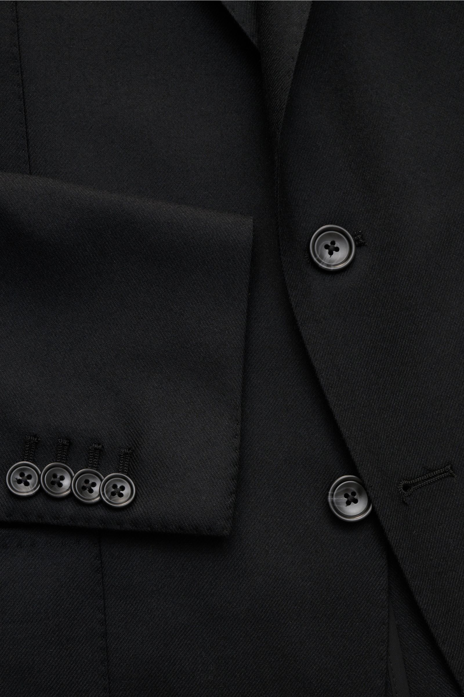 Tagliatore Sakko 'Monte Carlo' schwarz in Unconstructed-Verarbeitung aus elastischem Woll-Cashmere-Twill, Slim Fit, Two-Button-Stil, Nahaufnahme von Ärmel und Knöpfen.