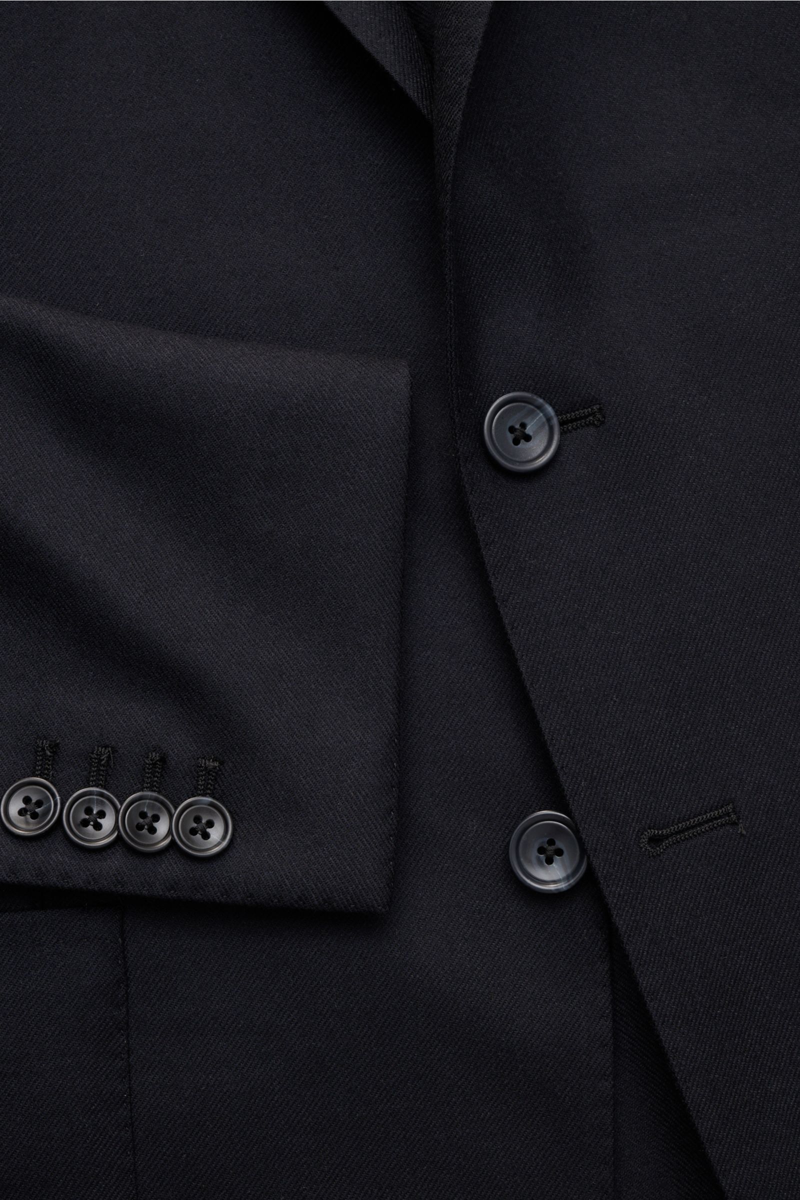 Close-up front view of the Tagliatore Sakko 'Monte Carlo' dark navy blazer showing buttons and wool-cashmere twill fabric. Die Unconstructed-Verarbeitung aus elastischem Woll-Twill mit Anteil von Cashmere macht das Sakko 'Monte Carlo' von TAGLIATORE zu ei