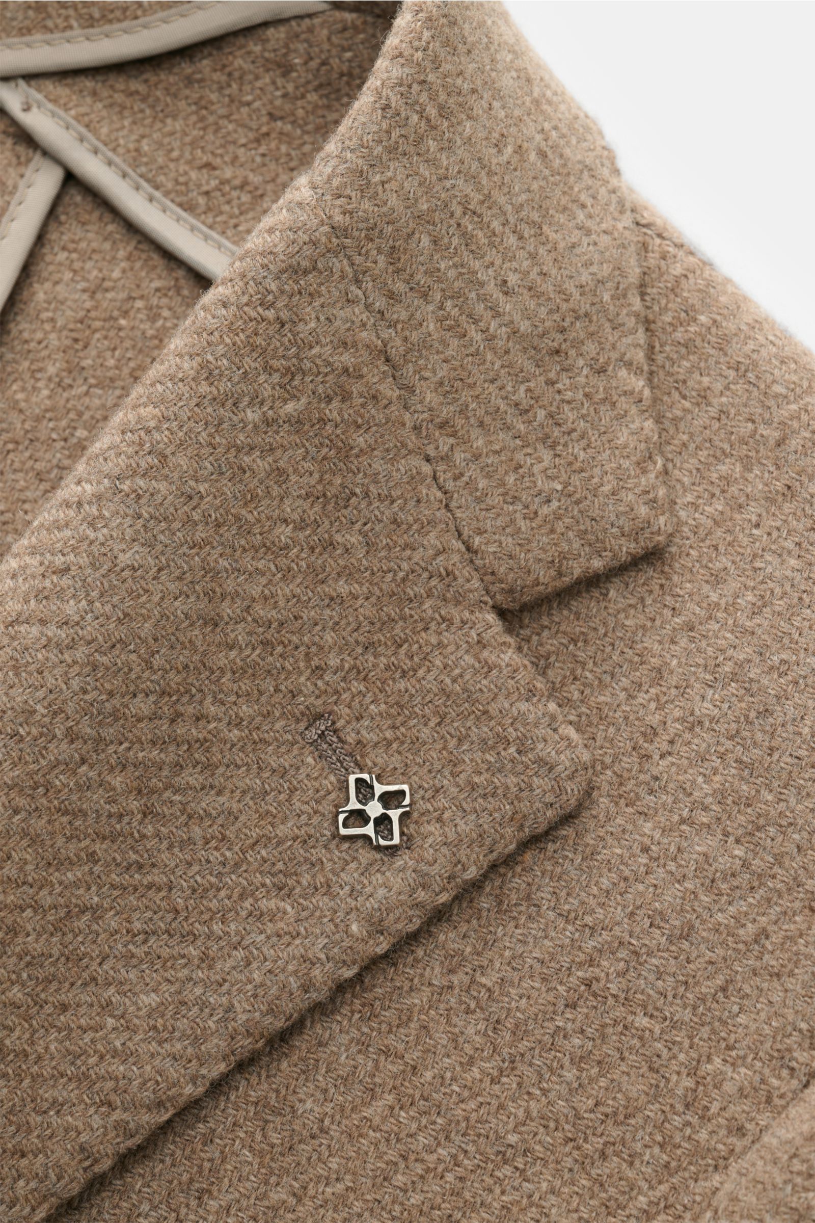 Nahaufnahme des fallenden Revers mit markentypischem Pin am Tagliatore Sakko 'Monte Carlo' beige aus weichem Woll-Mix im Unconstructed Design.