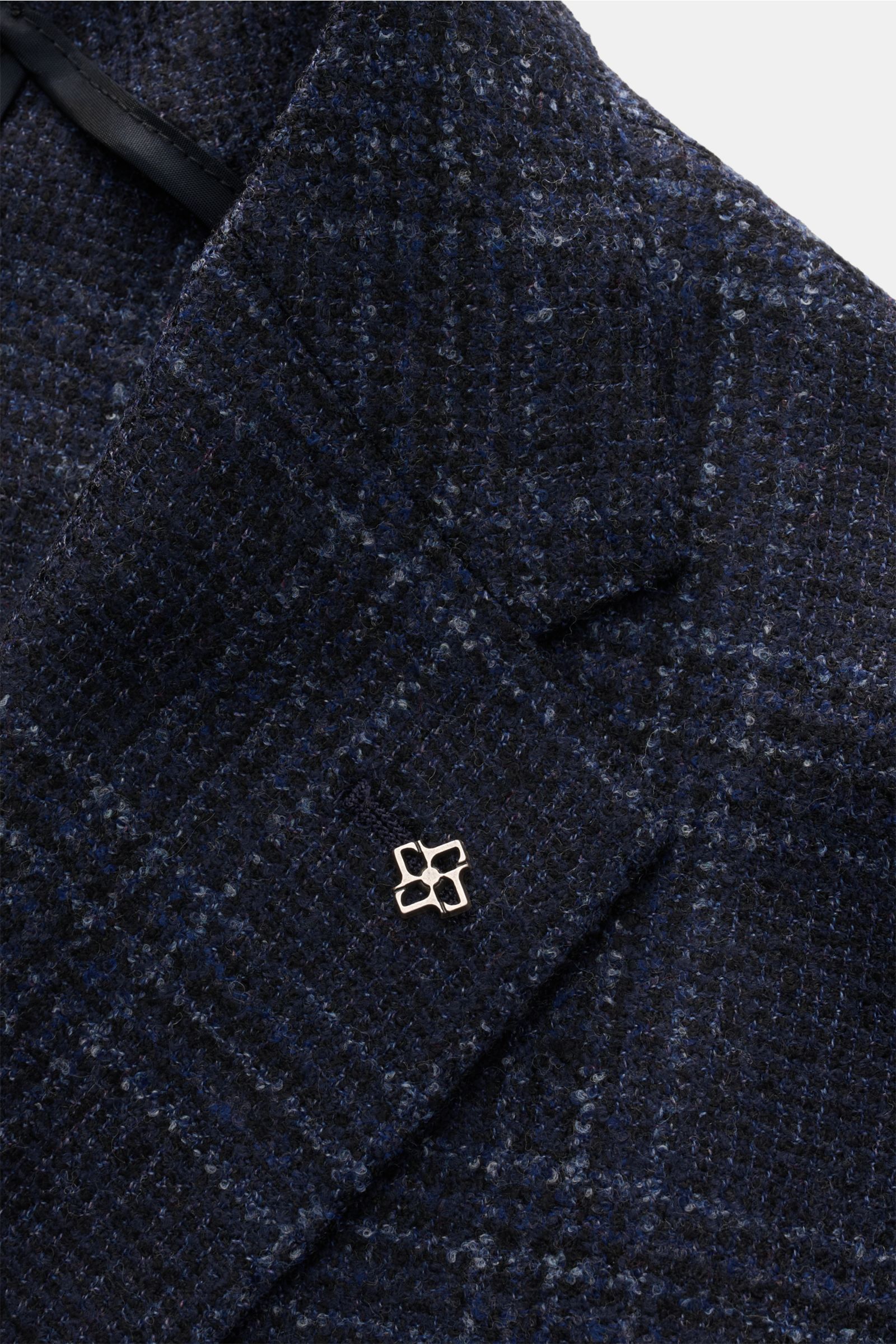 Nahaufnahme des Tagliatore Sakkos 'Monte Carlo' navy/dunkelblau/rauchblau kariert mit grobem Glencheck, Unconstructed Design, fallendem Revers und markentypischem Pin.