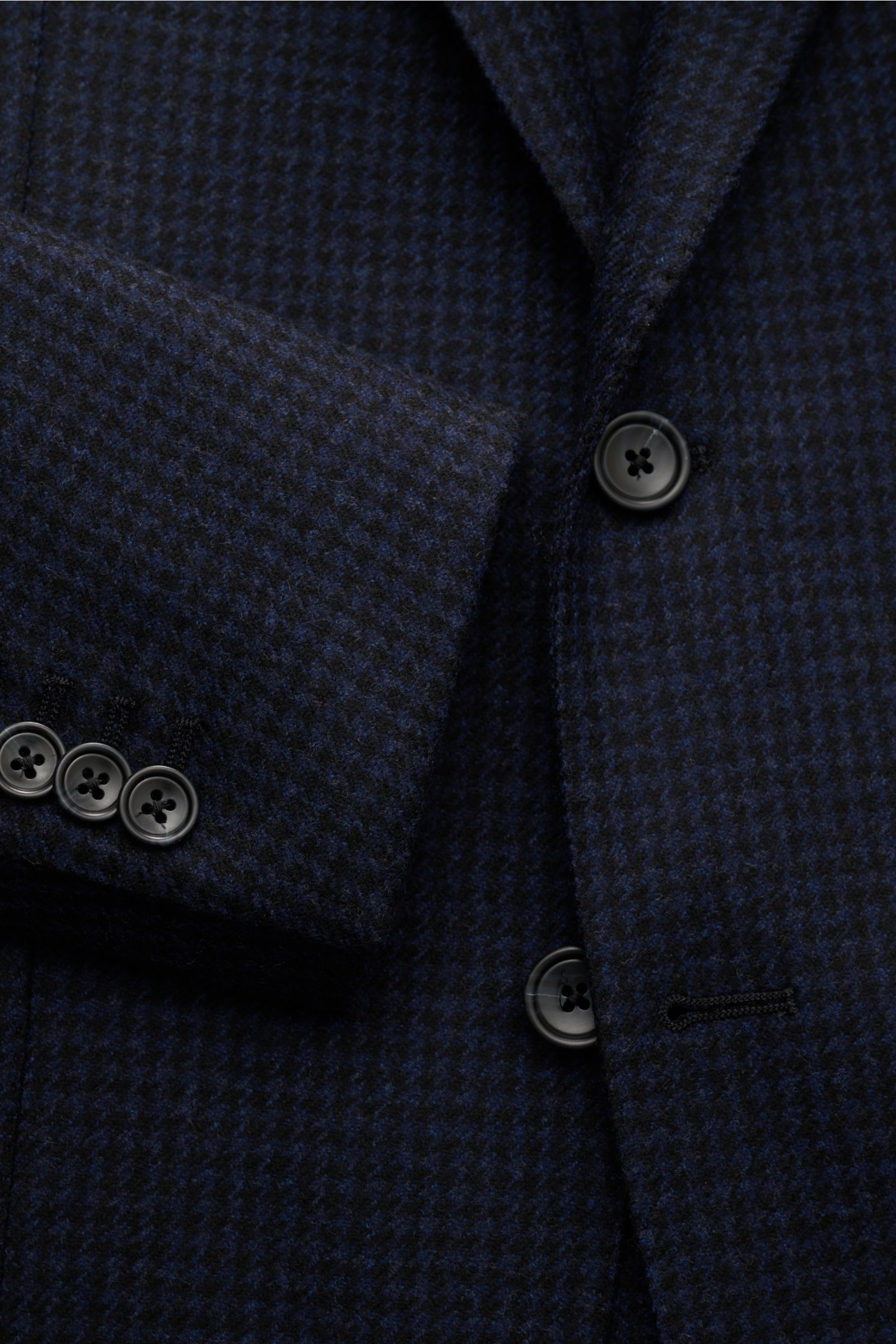 Nahaufnahme des Tagliatore Sakko 'Monte Carlo' navy/schwarz kariert mit Unconstructed-Verarbeitung, Hahnentritt-Muster, Slim Fit und zwei Knöpfen.