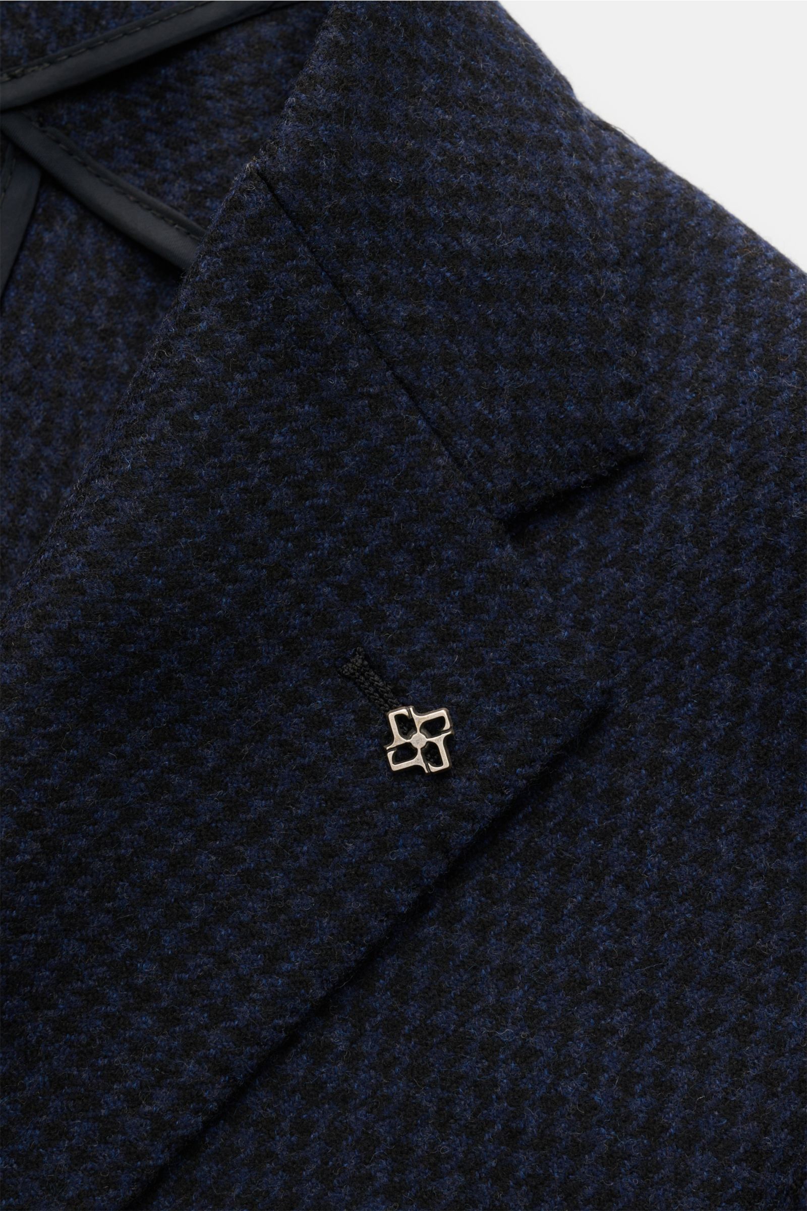 Nahaufnahme des fallenden Revers mit markentypischem Pin des Tagliatore Sakko 'Monte Carlo' navy/schwarz kariert aus reiner Super 110'S Wolle mit weichem Griff und klassischem Hahnentritt-Muster, Slim Fit, tailliertem Zwei-Knopf-Stil, Kissing Buttons und 