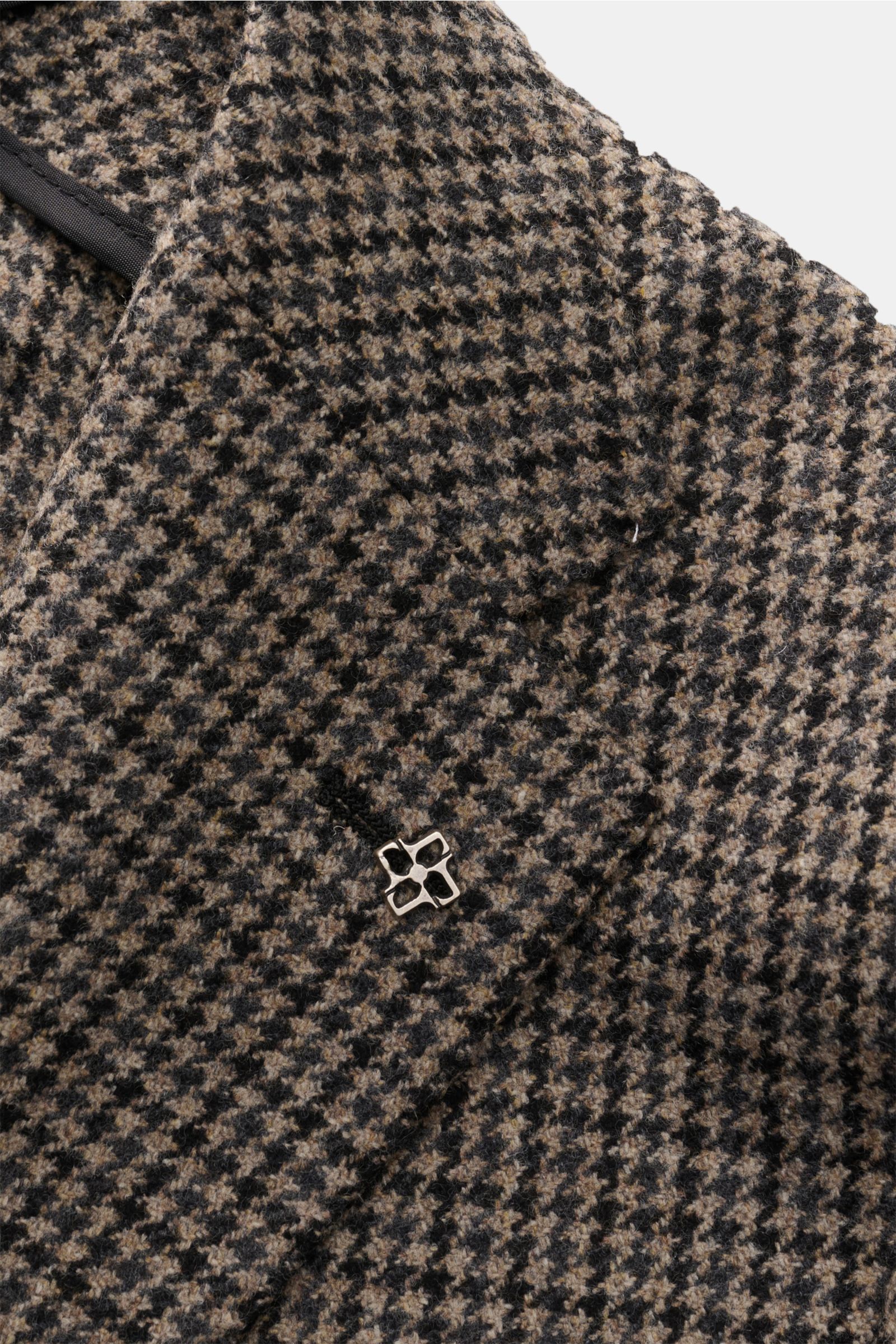 Nahaufnahme des taillierten Tagliatore Sakkos 'Monte Carlo' beige/dunkelgrau/dunkelbraun kariert mit Hahnentritt-Muster, fallendem Revers und markentypischem Pin, gefertigt aus reiner Super 110'S Wolle in Unconstructed-Verarbeitung.