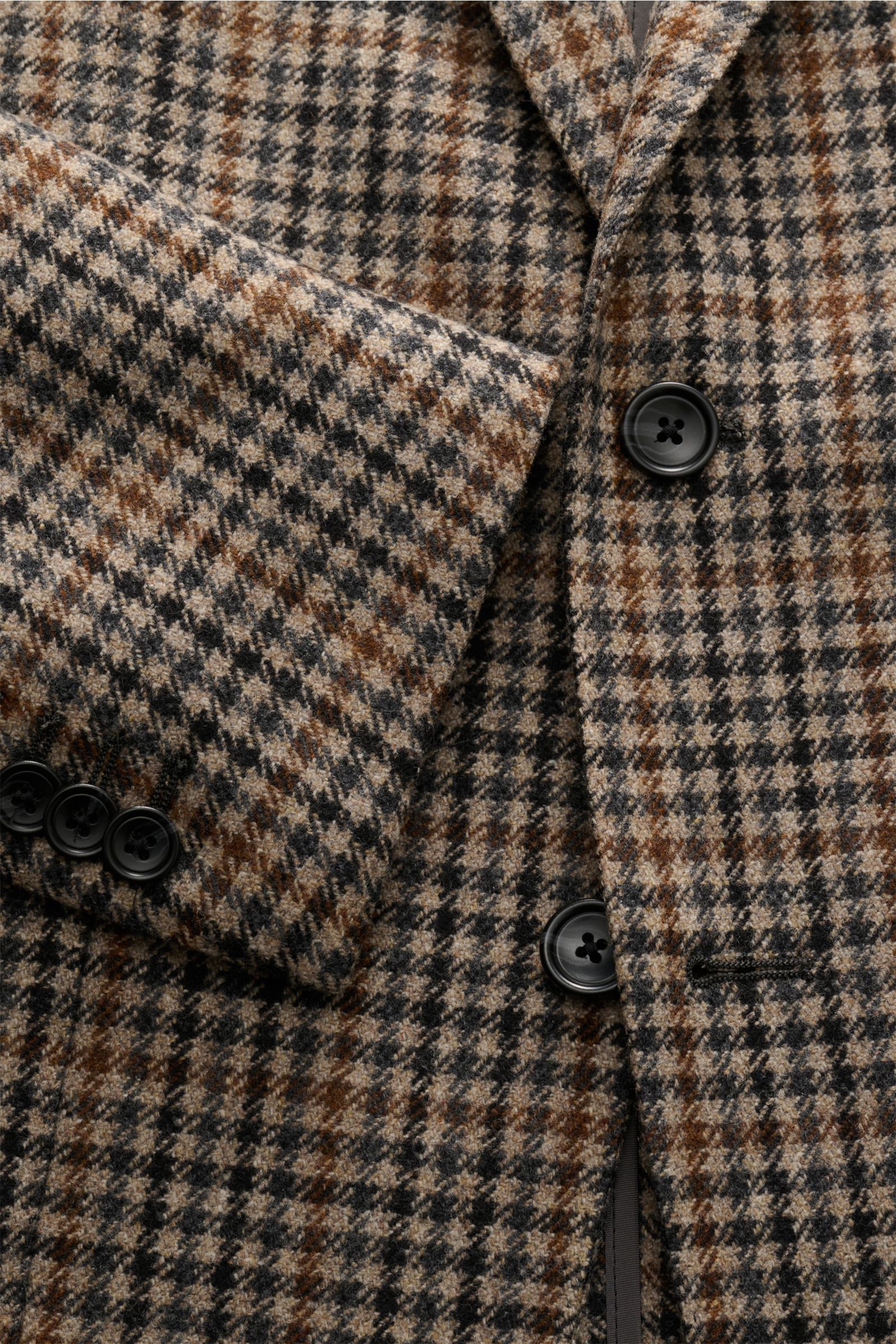 Nahaufnahme des Tagliatore Blazers beige/schwarz/braun kariert mit Unconstructed-Verarbeitung aus reiner Wolle und Slim Fit, frontal fotografiert.