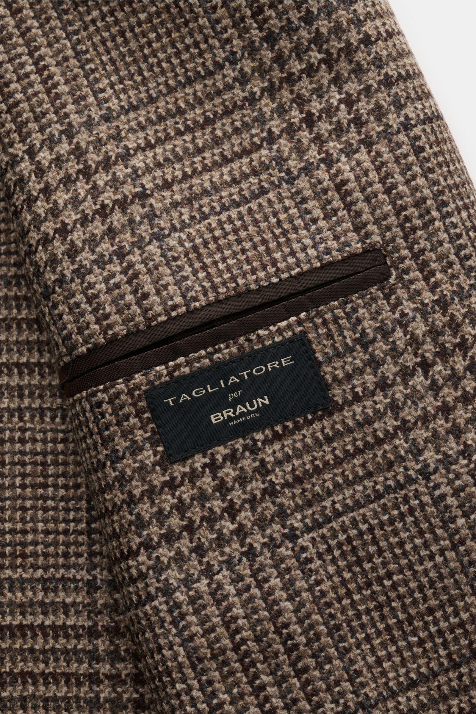 Nahaufnahme des Innenfutters und Etiketts vom Tagliatore Sakko 'Monte Carlo' beige/dunkelgrau/dunkelbraun kariert aus Wolle und Cashmere mit Glencheck, Unconstructed-Design und drei Innentaschen.