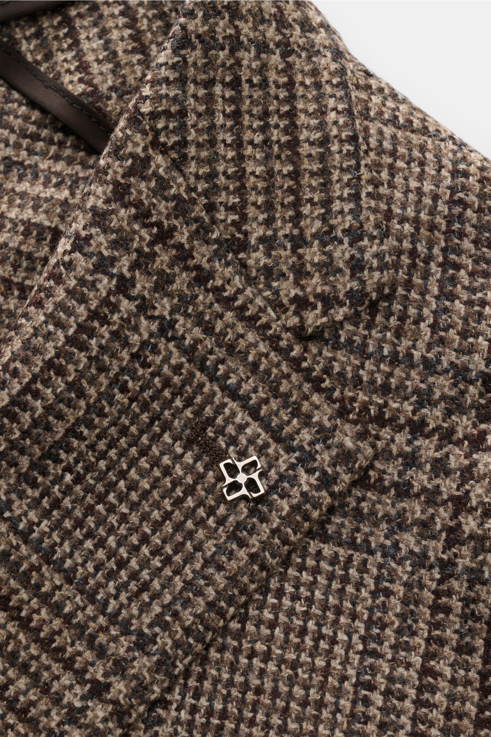 Nahaufnahme des taillierten Tagliatore Sakkos 'Monte Carlo' beige/dunkelgrau/dunkelbraun kariert mit Glencheck, weichem Woll-Cashmere-Mix, fallendem Revers und markentypischem Pin, frontale Perspektive.